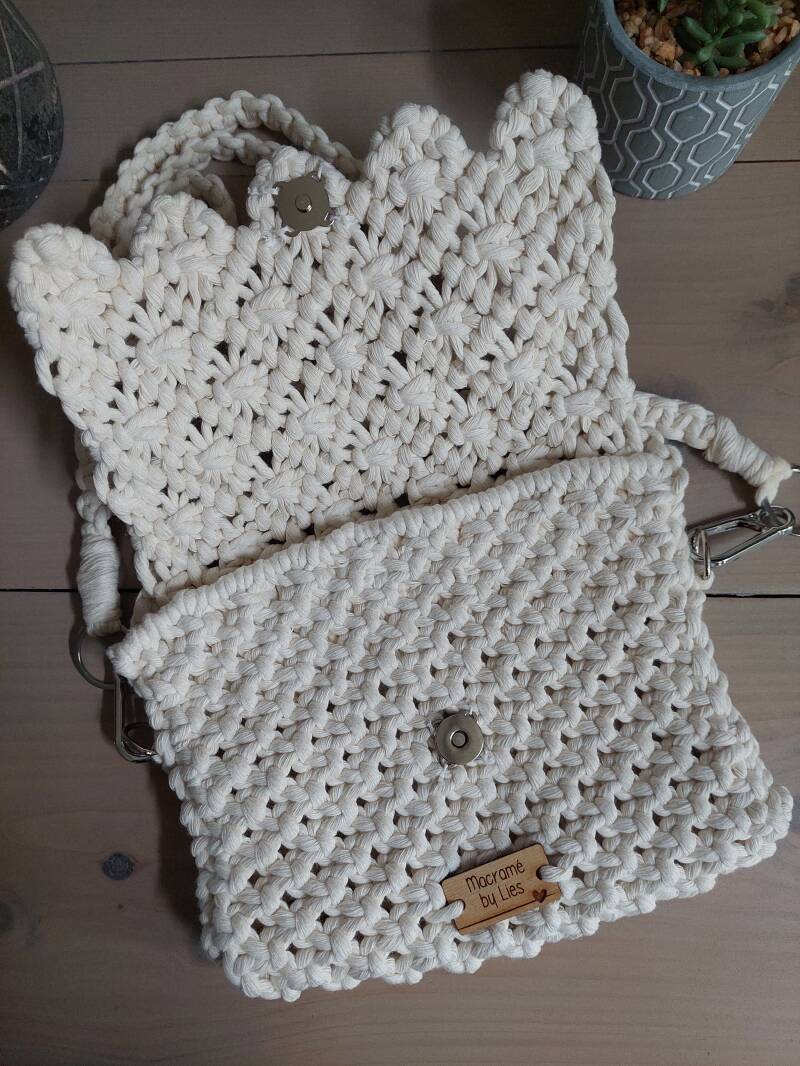 Model Sow € 45,- / met magneetclip en schouderband 