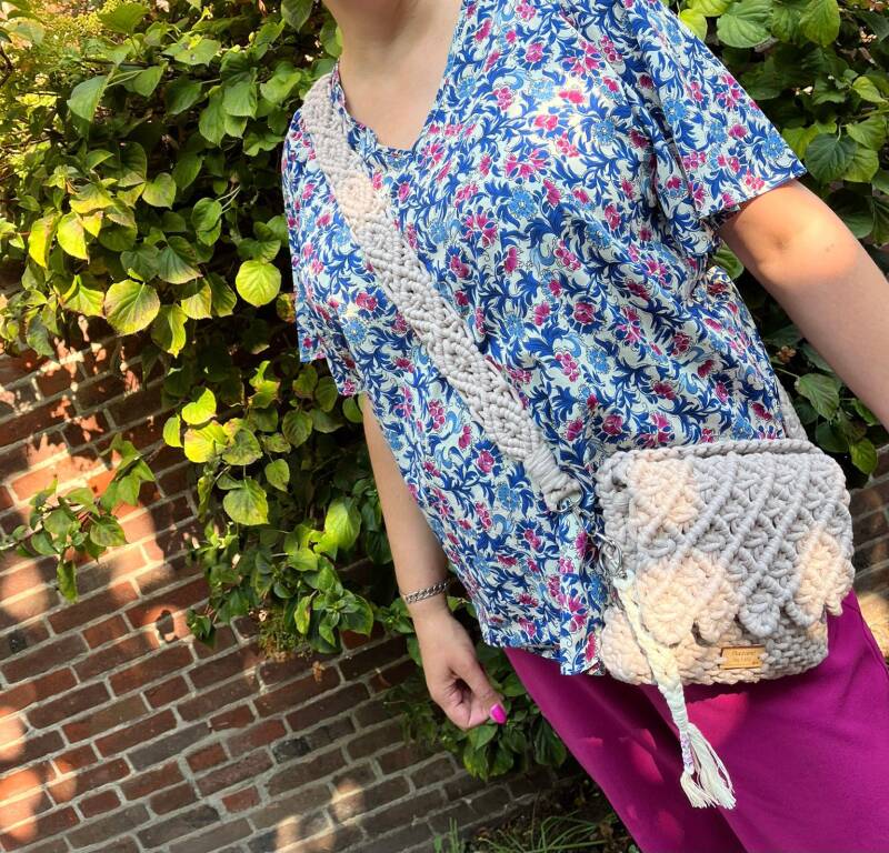 Model Sow in kleur Pearl met dikke schouderband. 