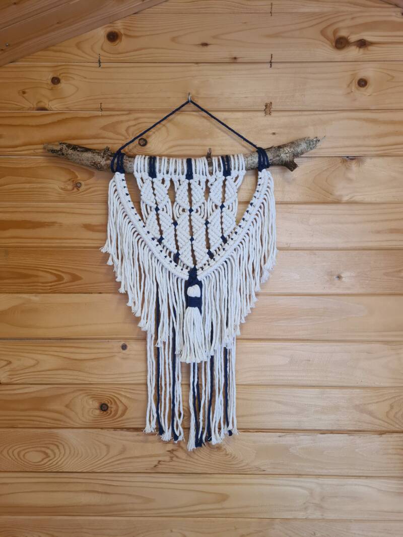 Model Lara in Almond en Marine