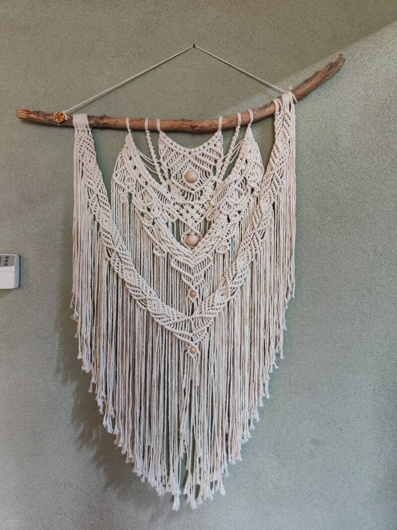 Model Bella in Almond