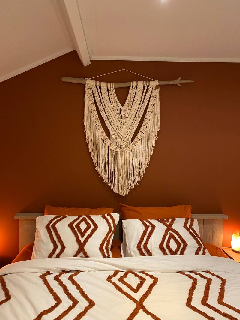 Model Sabrien in Amandel en Terracotta details 