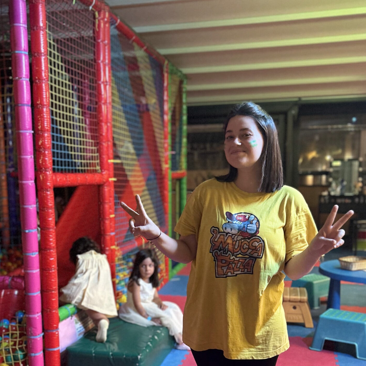 l'animatrice in sala coi bimbi