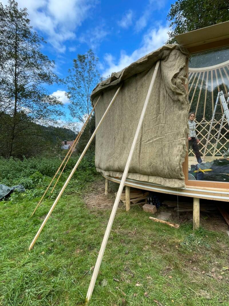 Jurtenaufbau - Anbringen der Schafswolldämmung
