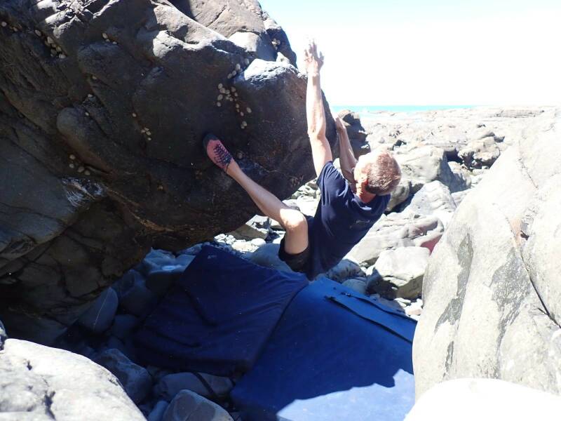 Hartland bouldering, bouldering on the north devon coast, secret beach bouldering North Devon, uk bouldering, 