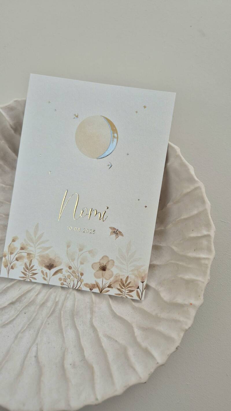 Een prachtig geboortekaartje met het sterrenbeeld van jouw kindje weergegeven in foliedruk. Het kaartje heeft een witte ondergrond met licht beige kader. In dit kader wordt het sterrenbeeld, de naam en de geboortedatum weergegeven in (goud) foliedruk. Sub