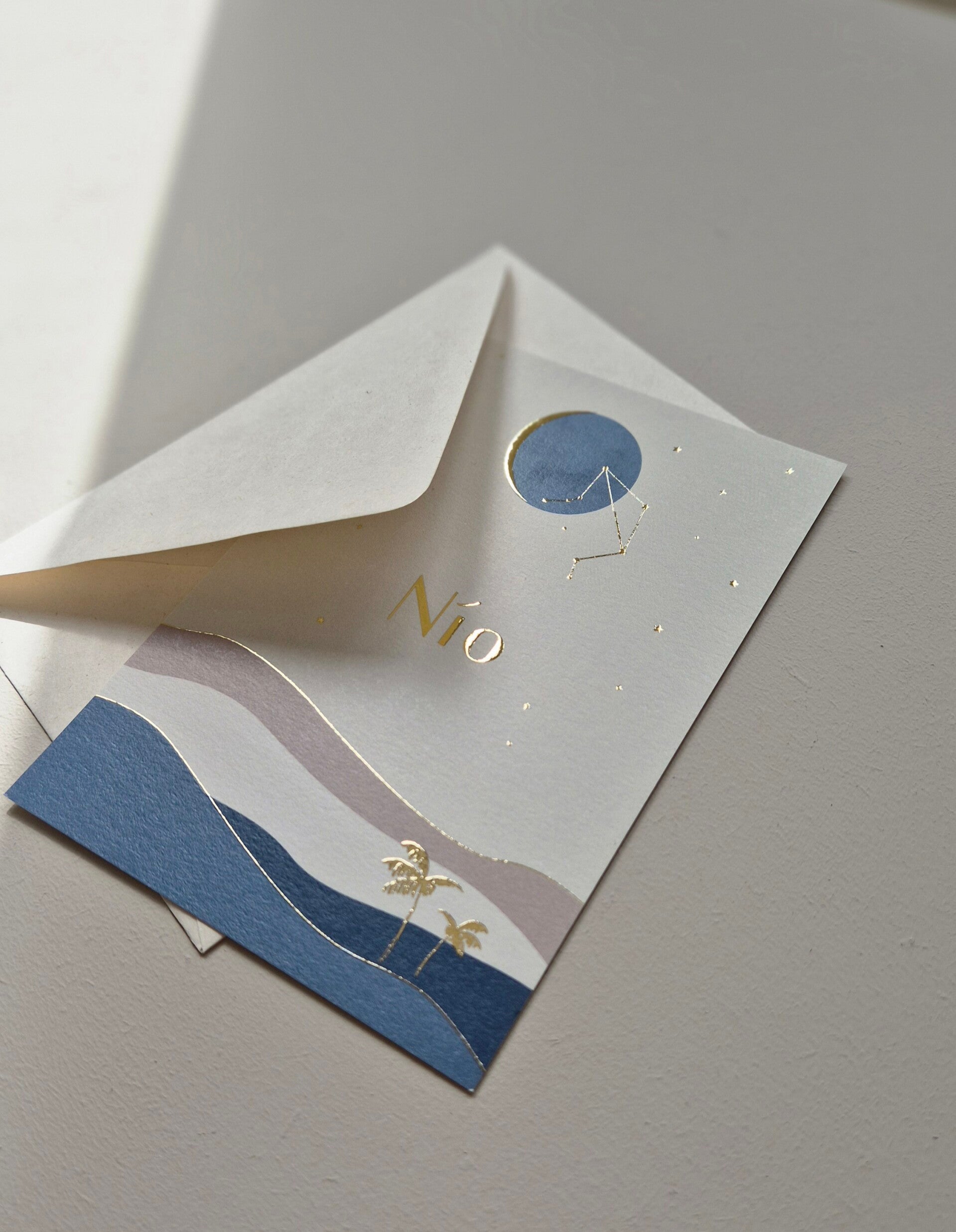 Dit langwerpige zandkleurige kaartje weergeeft de maanstand bij de geboorte van jullie kindje. Op de achtergrond zie je een mooi watercolor effect. Op de voorzijde zie je een prachtige oudroze maan en zowel de naam, geboortedatum als maanstand wordt weerg