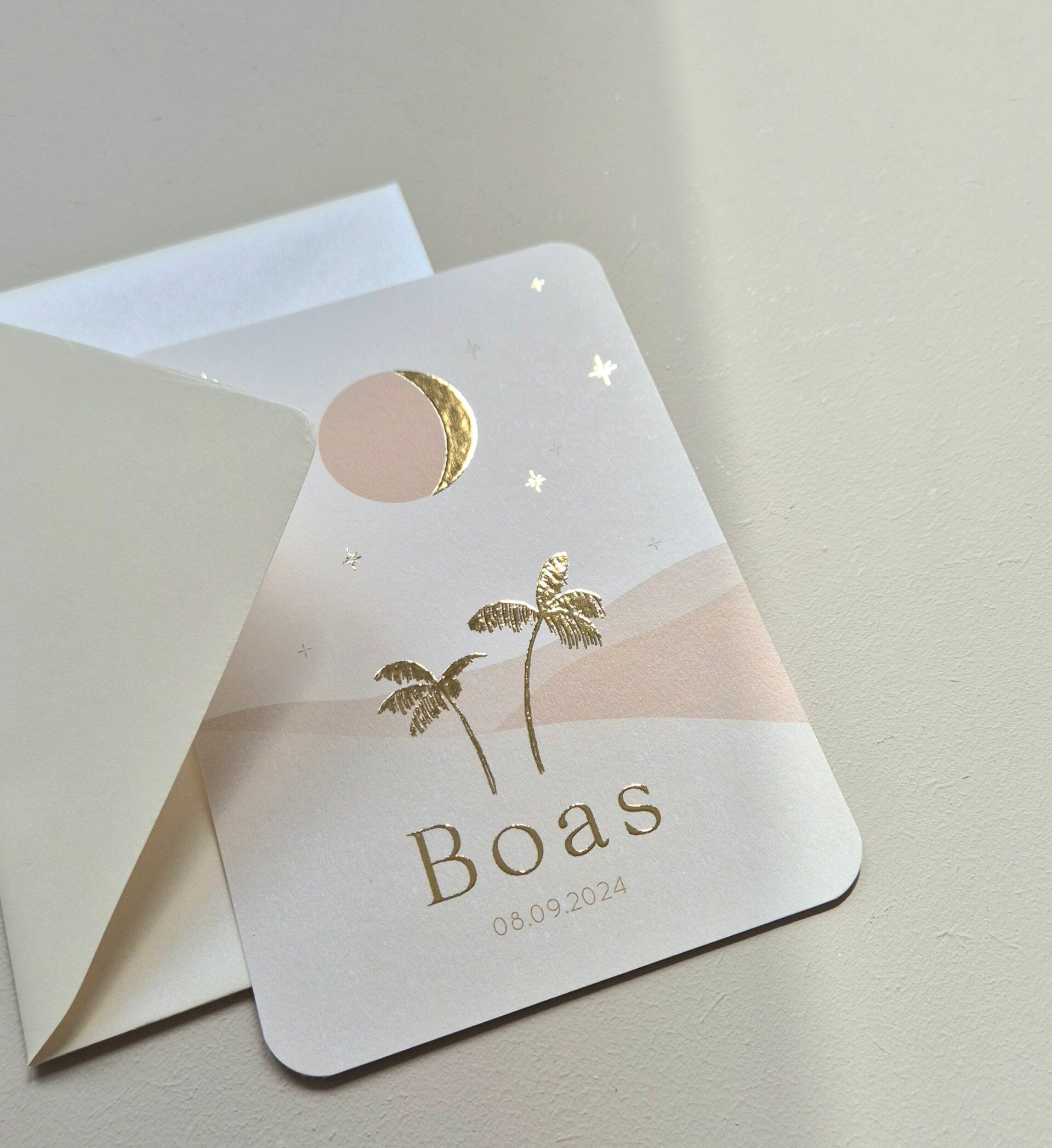 Een prachtig kaartje in een warme bruin/zand kleur voorzien van goud foliedruk. Veel meer heeft hij niet nodig. De afgeronde hoeken maakt hem volgens de trend van nu.  Zowel de kleur van het kaartje, de vorm en de tekst is aan te passen naar wens. Geef di