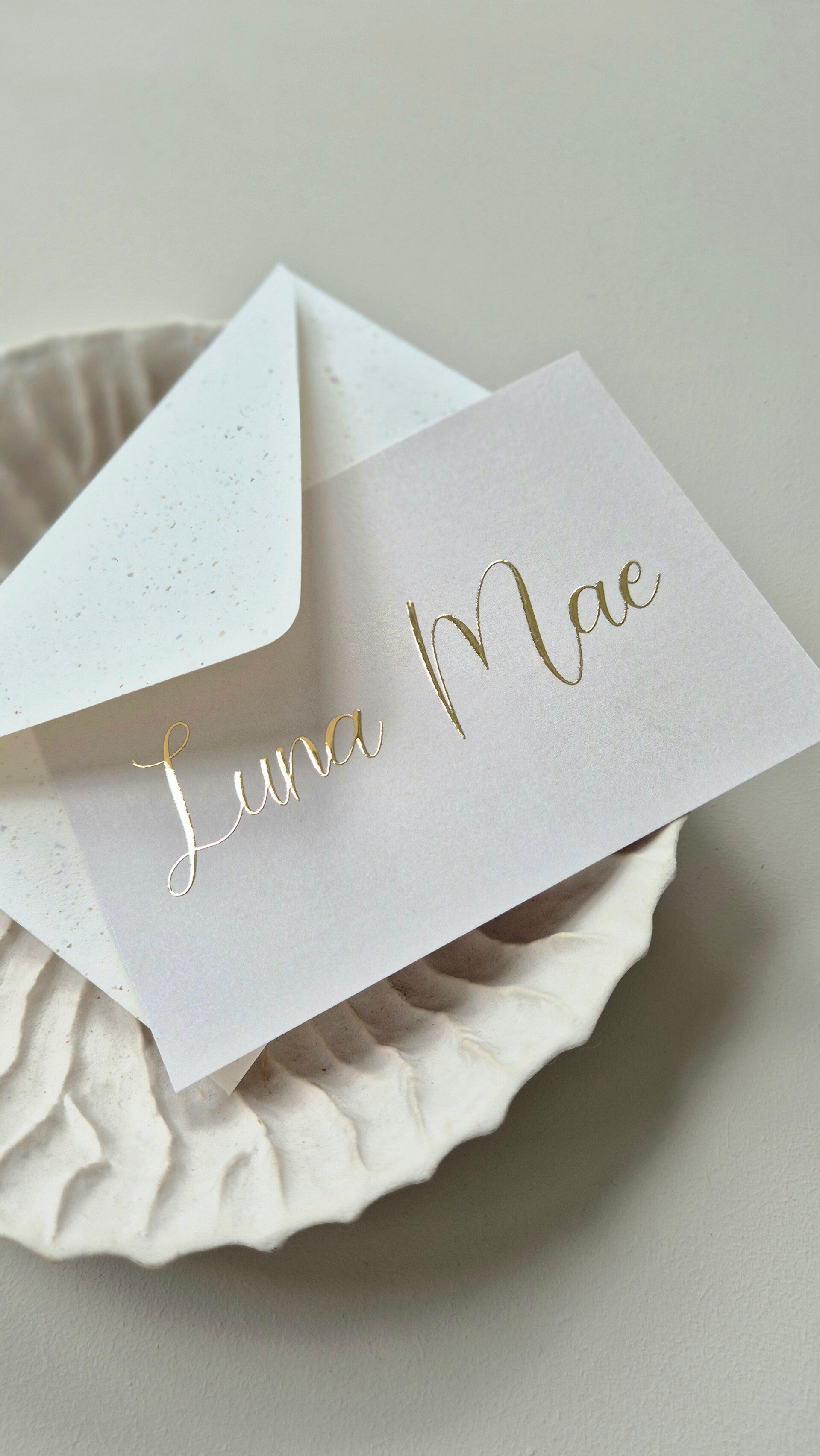 Dit prachtige romantische kaartje is perfect voor jullie pasgeboren dochtertje. De abstracte bloemetjes op een beige ondergrond met goud foliedruk maken het kaartje perfect. Zowel de kleur van het kaartje en de tekst is aan te passen naar wens. Geef jouw 