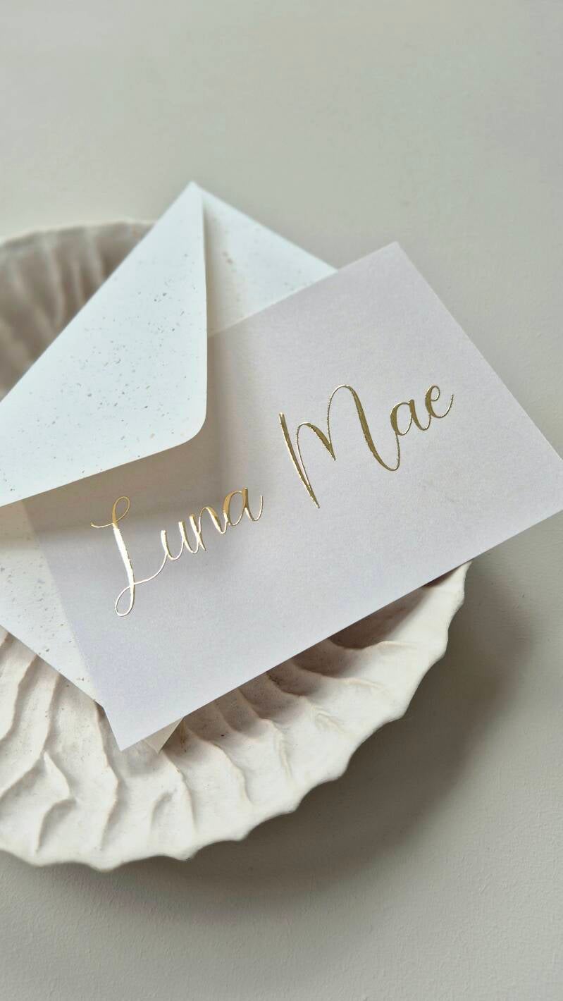 Dit prachtige romantische kaartje is perfect voor jullie pasgeboren dochtertje. De abstracte bloemetjes op een beige ondergrond met goud foliedruk maken het kaartje perfect. Zowel de kleur van het kaartje en de tekst is aan te passen naar wens. Geef jouw 