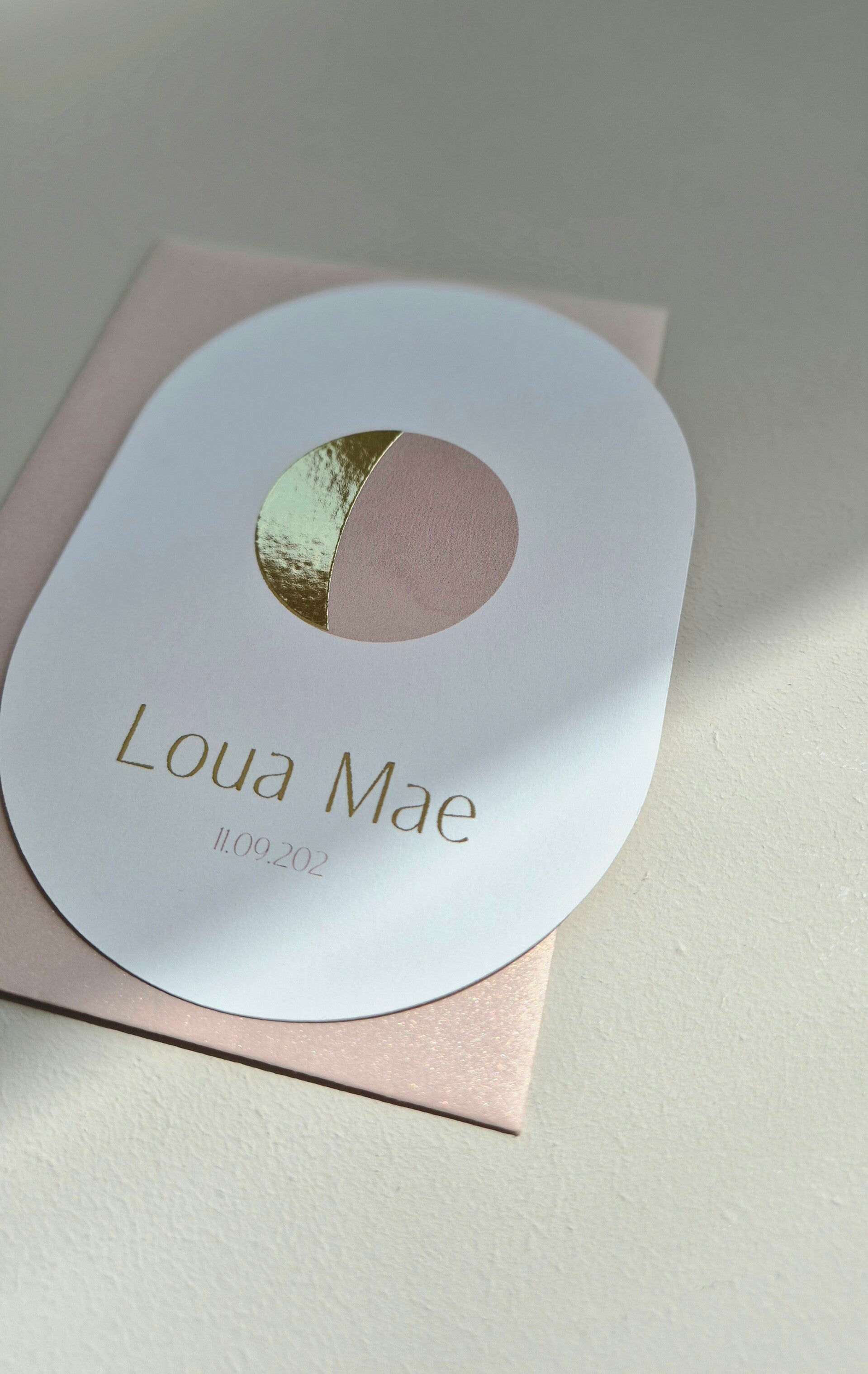 Dit prachtige kaartje weergeeft de maanstand aan van de geboortedatum, hoe bijzonder ♡!  De bijzondere vorm is helemaal dé trend dit jaar. Vind jij dit ook zo gaaf? Het kaartje heeft een beige ondergrond en een roze met foliedruk gouden maan. Zowel de kle