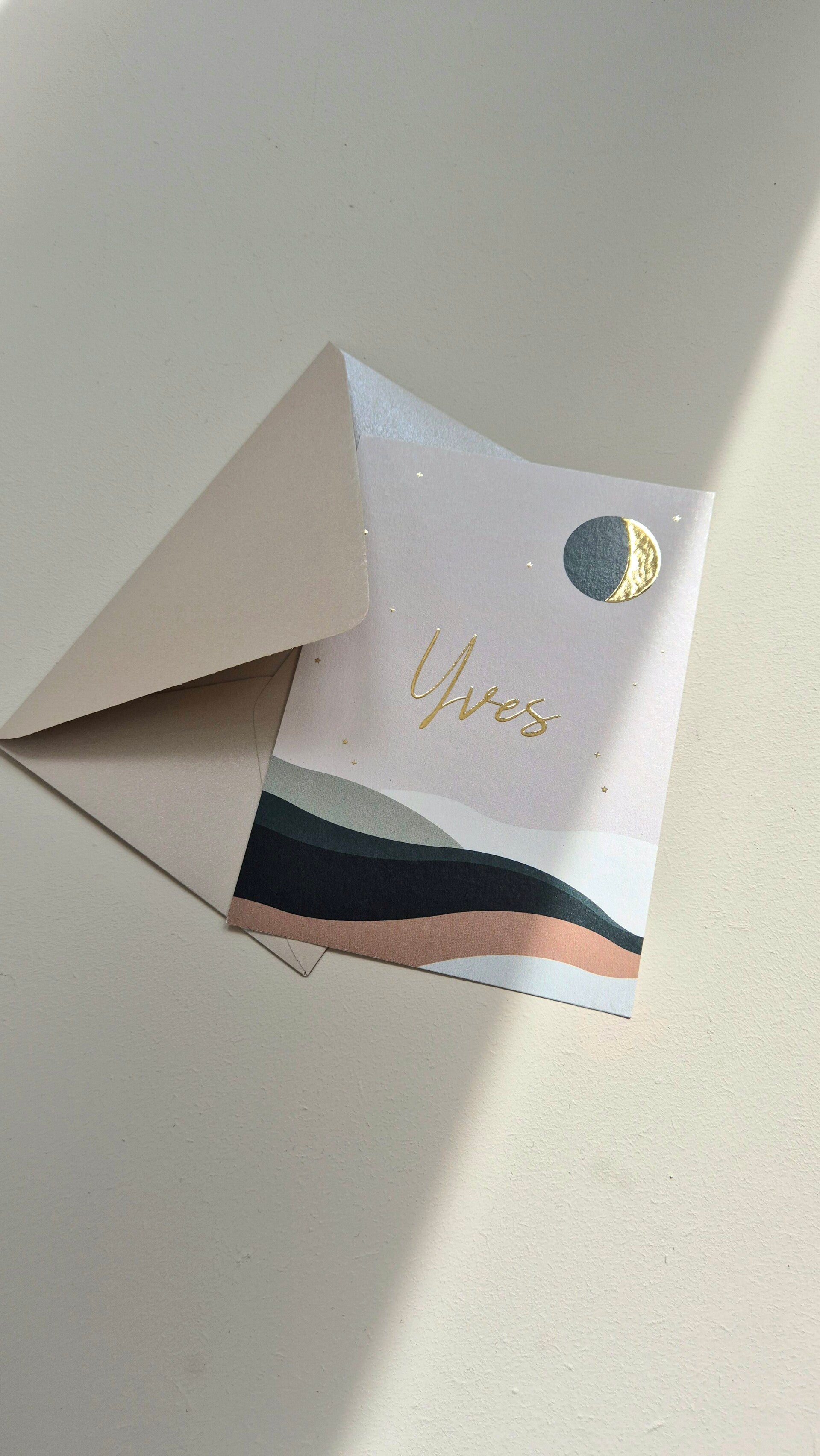 Dit prachtige kaartje weergeeft de maanstand van de geboortedatum, hoe bijzonder ♡!  De afgeronde hoeken zijn helemaal dé trend dit jaar. Vind jij dit ook zo gaaf?  Zowel de kleur van het kaartje, de kleur van de foliedruk en de tekst is aan te passen naa