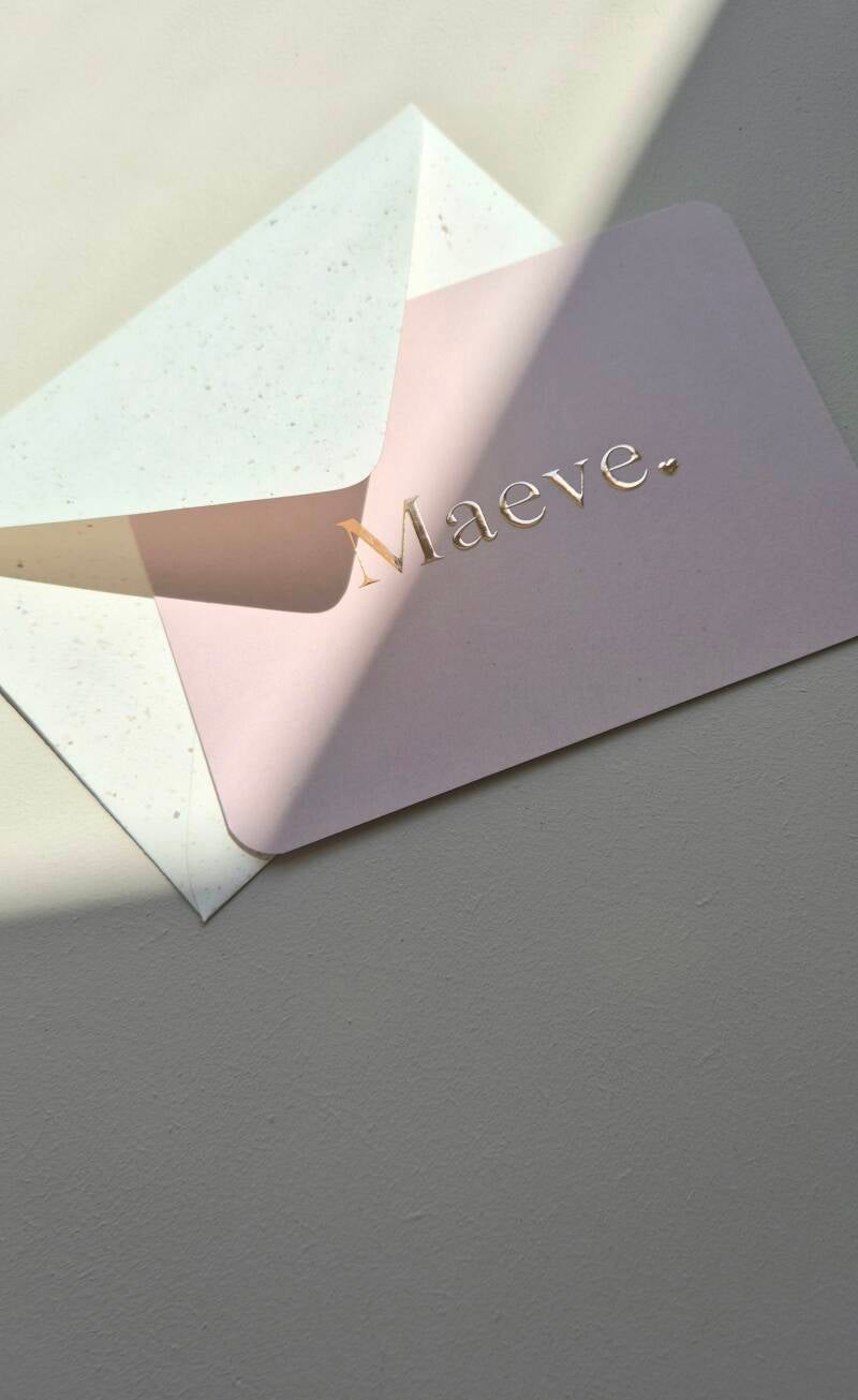 Dit kaartje weergeeft de maanstand weer van de geboortedatum van jouw kindje, zo bijzonder ♡!  De bergen en maan hebben een zacht roze kleur en voor dit kaartje hebben wij voor goud foliedruk gekozen. Zowel de kleur van het kaartje, de kleur van de folied