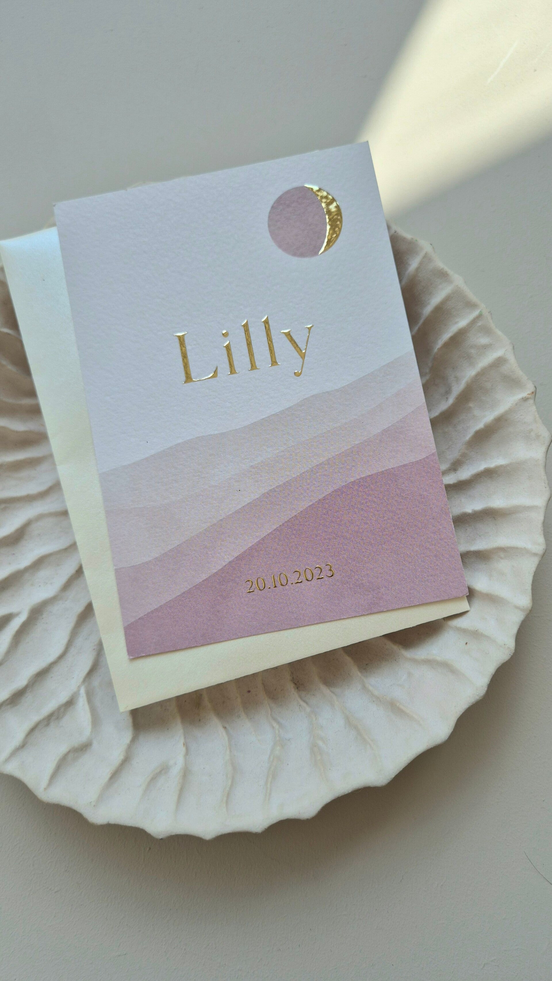 Dit prachtige kaartje weergeeft de maanstand aan van de geboortedatum, hoe bijzonder ♡!  De bijzondere vorm is helemaal dé trend dit jaar. Vind jij dit ook zo gaaf? Het kaartje heeft een licht zandkleurige ondergrond met een donkerbruin lettertype. De maa