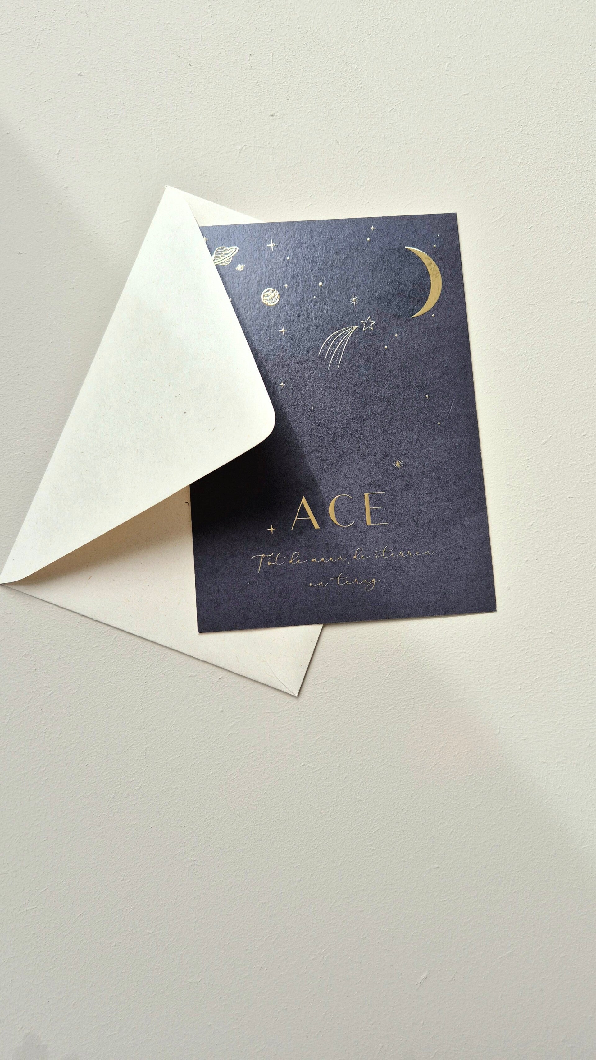 Een prachtig minimalistisch geboortekaartje met lijntekening van jouw pasgeboren kleintje. Een persoonlijk en unieke keuze ♡. Zowel de kleur van het kaartje, de kleur van de foliedruk en de tekst is aan te passen naar wens. Geef dit aan in het contactform