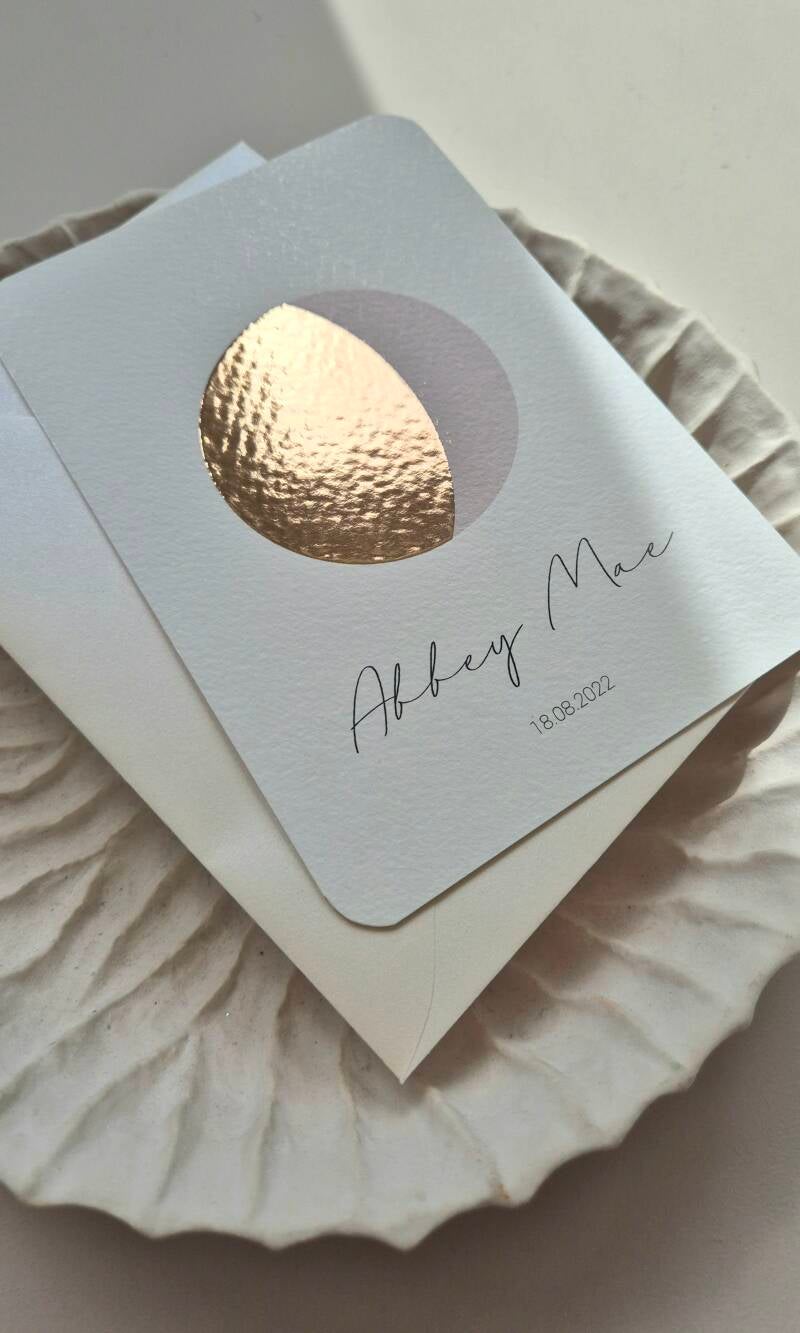 Dit prachtige kaartje weergeeft de maanstand  van de geboortedatum, hoe bijzonder ♡!  De afgeronde hoeken zijn helemaal dé trend dit jaar. Vind jij dit ook zo gaaf? Het kaartje heeft een licht beige ondergrond en de maan wordt weergeven in koper foliedruk