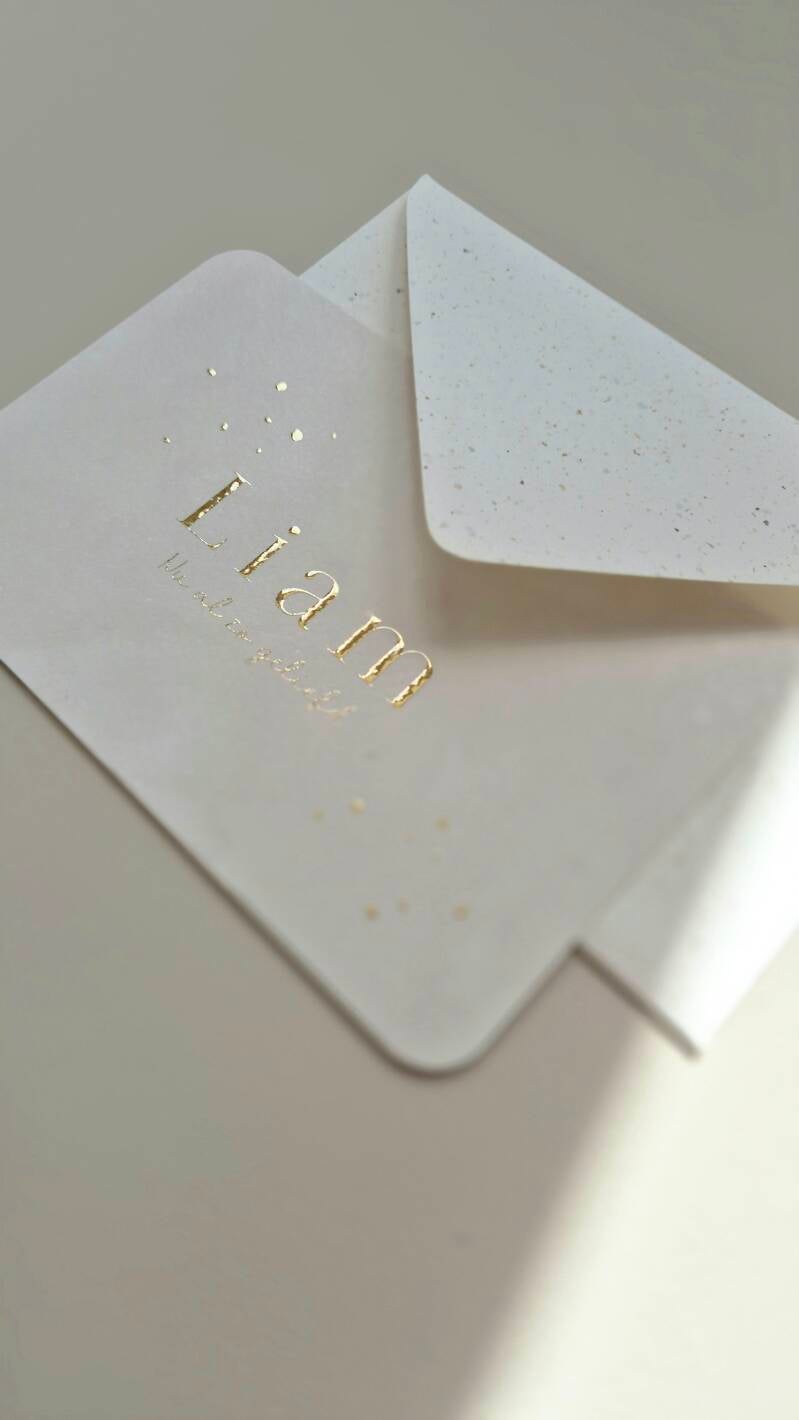 Dit langwerpige zandkleurige kaartje weergeeft de maanstand bij de geboorte van jullie kindje. Op de achtergrond zie je een mooi watercolor effect en er is gebruik gemaakt van goud foliedruk op de voorzijde. De afgeronde hoeken maakt hem  bijzonder.  Zowe