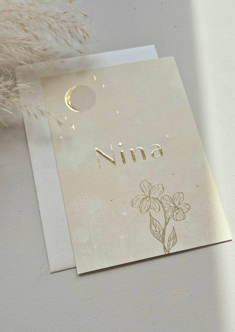 Dit prachtige kaartje weergeeft de maanstand  van de geboortedatum, hoe bijzonder ♡!  Het kaartje heeft een licht beige ondergrond en de maan wordt weergeven in oud groen in combinatie met goud foliedruk. De afgeronde hoeken zijn helemaal dé trend dit jaa