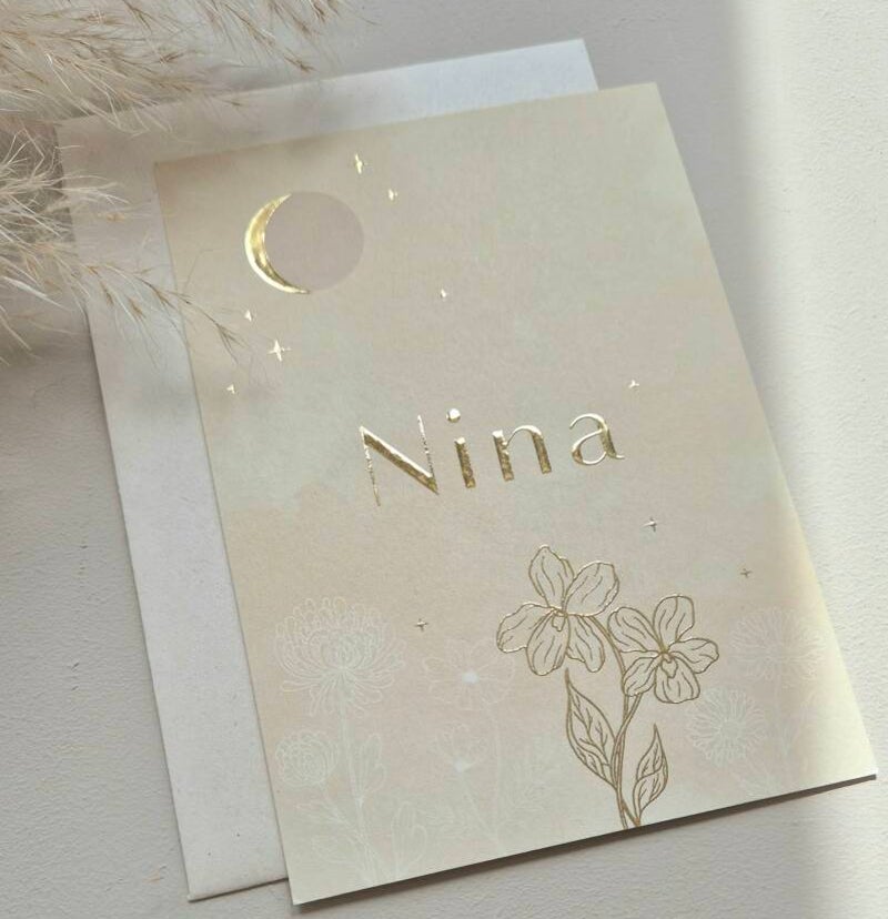 Dit prachtige kaartje weergeeft de maanstand  van de geboortedatum, hoe bijzonder ♡!  Het kaartje heeft een licht beige ondergrond en de maan wordt weergeven in oud groen in combinatie met goud foliedruk. De afgeronde hoeken zijn helemaal dé trend dit jaa