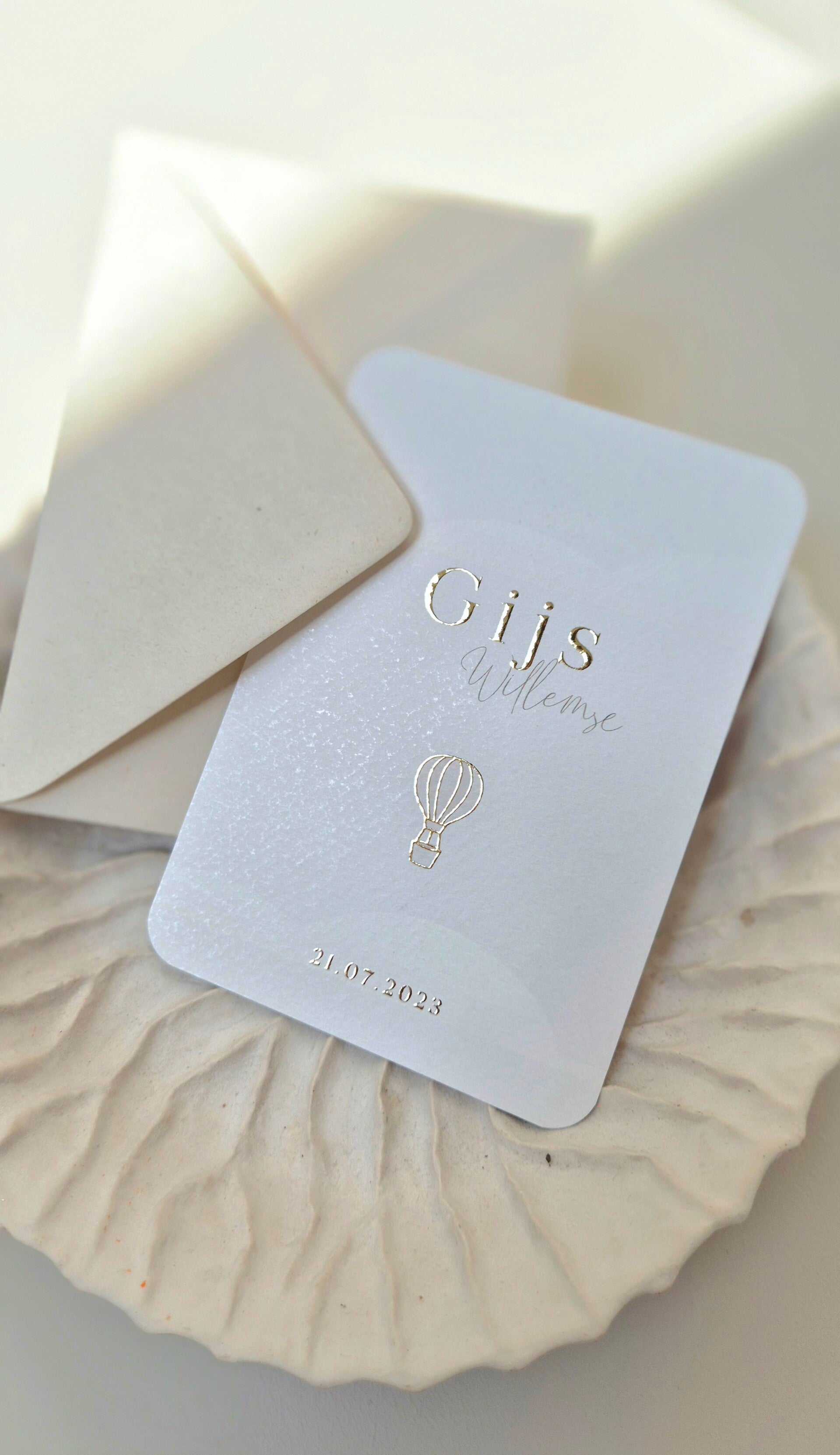 Dit prachtige kaartje weergeeft de maanstand  van de geboortedatum, hoe bijzonder ♡!  De afgeronde hoeken zijn helemaal dé trend dit jaar. Vind jij dit ook zo gaaf? Het kaartje heeft een licht beige ondergrond en de maan wordt weergeven in koper foliedruk