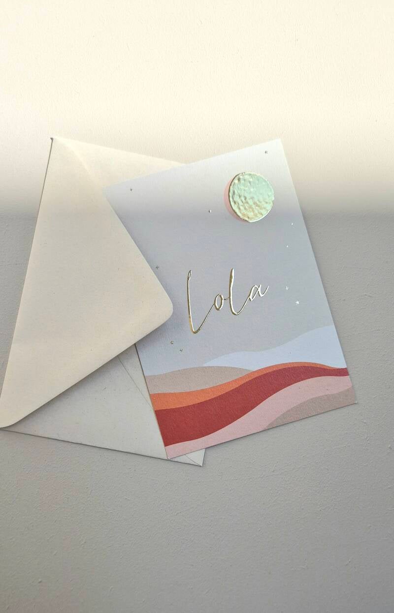 Dit prachtige kaartje weergeeft de maanstand van de geboortedatum, hoe bijzonder ♡!  De afgeronde hoeken zijn helemaal dé trend dit jaar. Vind jij dit ook zo gaaf?  Zowel de kleur van het kaartje, de kleur van de foliedruk en de tekst is aan te passen naa