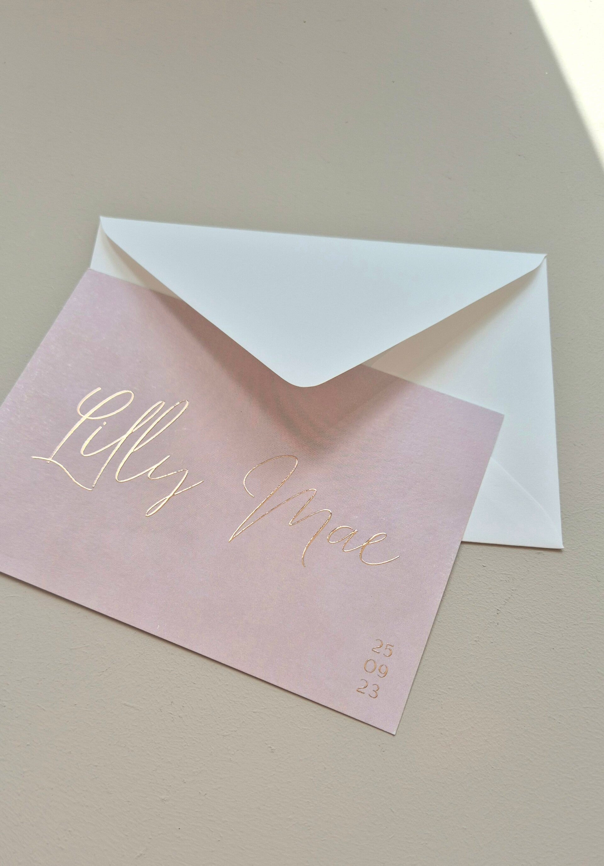 Dit prachtige kaartje weergeeft de maanstand van de geboortedatum, hoe bijzonder ♡!  De afgeronde hoeken zijn helemaal dé trend dit jaar. Vind jij dit ook zo gaaf?  Zowel de kleur van het kaartje, de kleur van de foliedruk en de tekst is aan te passen naa