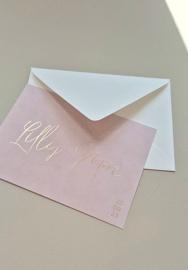 Dit prachtige kaartje weergeeft de maanstand van de geboortedatum, hoe bijzonder ♡!  De afgeronde hoeken zijn helemaal dé trend dit jaar. Vind jij dit ook zo gaaf?  Zowel de kleur van het kaartje, de kleur van de foliedruk en de tekst is aan te passen naa