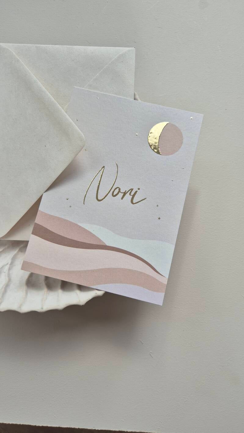 Dit prachtige kaartje weergeeft de maanstand van de geboortedatum, hoe bijzonder ♡!  De afgeronde hoeken zijn helemaal dé trend dit jaar. Vind jij dit ook zo gaaf?  Zowel de kleur van het kaartje, de kleur van de foliedruk en de tekst is aan te passen naa