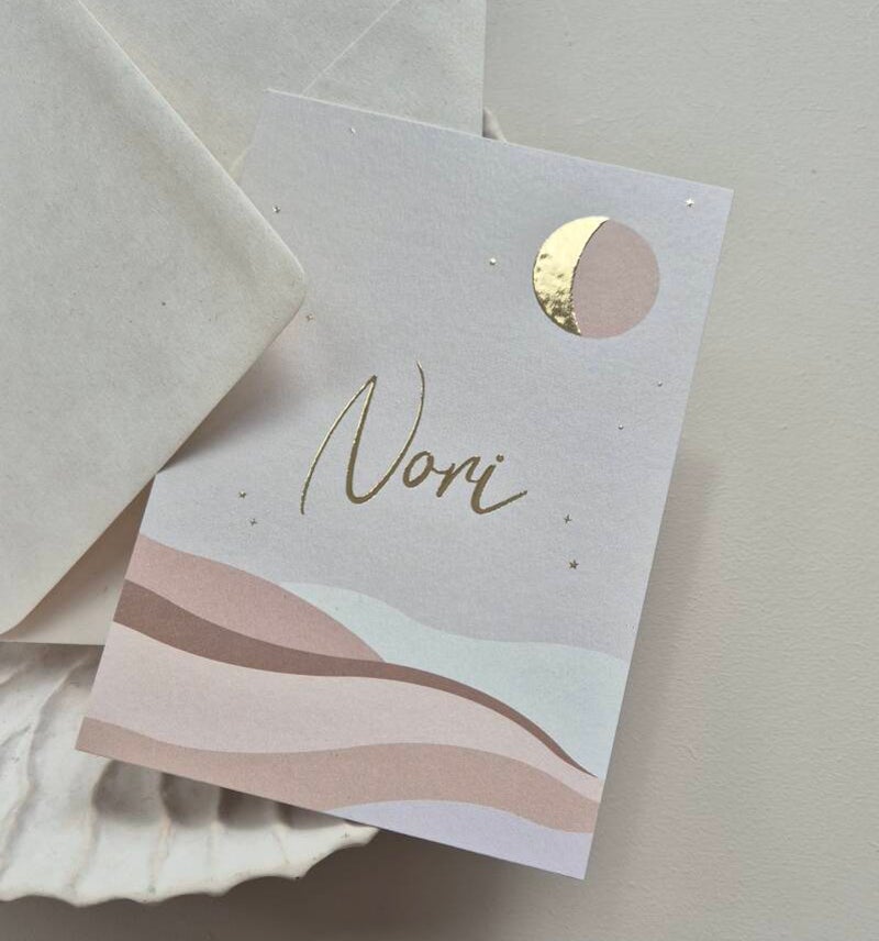 Dit prachtige kaartje weergeeft de maanstand van de geboortedatum, hoe bijzonder ♡!  De afgeronde hoeken zijn helemaal dé trend dit jaar. Vind jij dit ook zo gaaf?  Zowel de kleur van het kaartje, de kleur van de foliedruk en de tekst is aan te passen naa