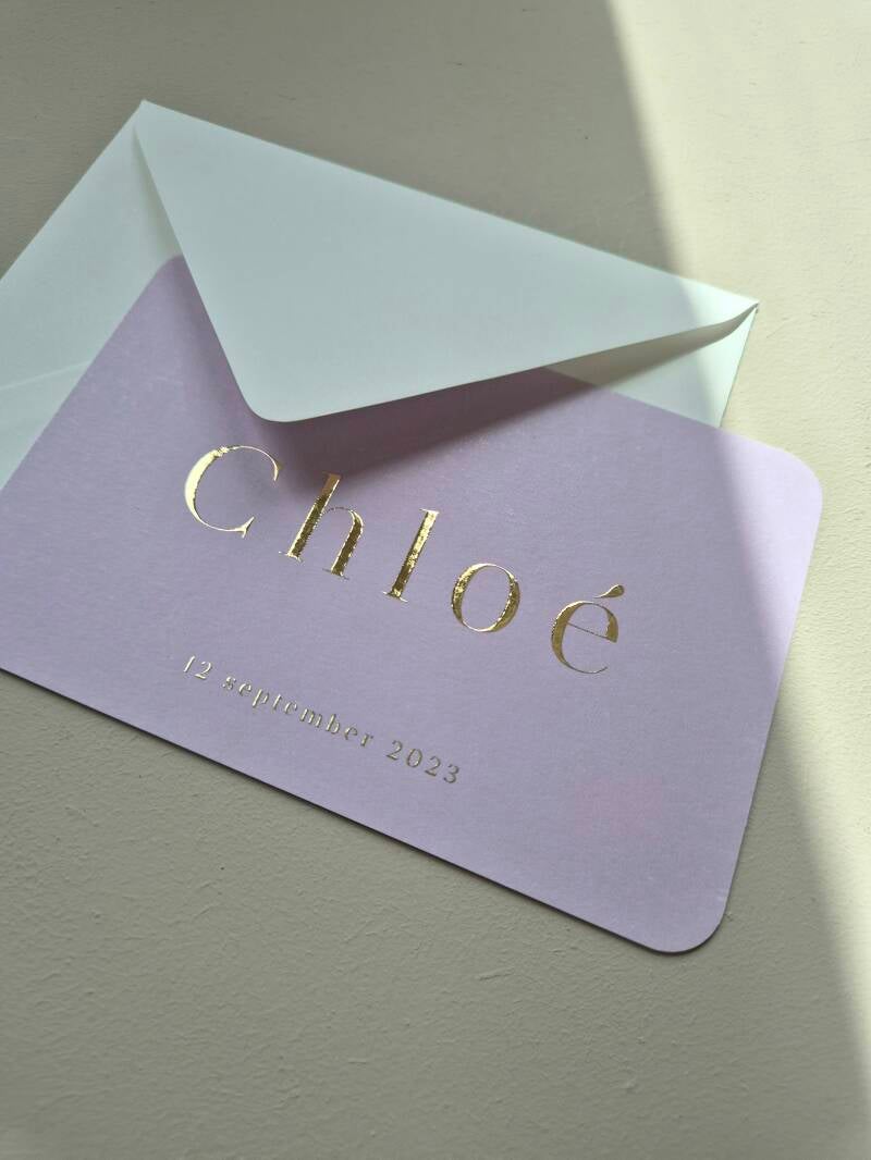 Een prachtig kaartje in lila kleur voorzien van goud foliedruk. Veel meer heeft hij niet nodig. De afgeronde hoeken maakt hem volgens de trend van dit jaar.  Zowel de kleur van het kaartje en de tekst is aan te passen naar wens. Geef dit aan in het contac