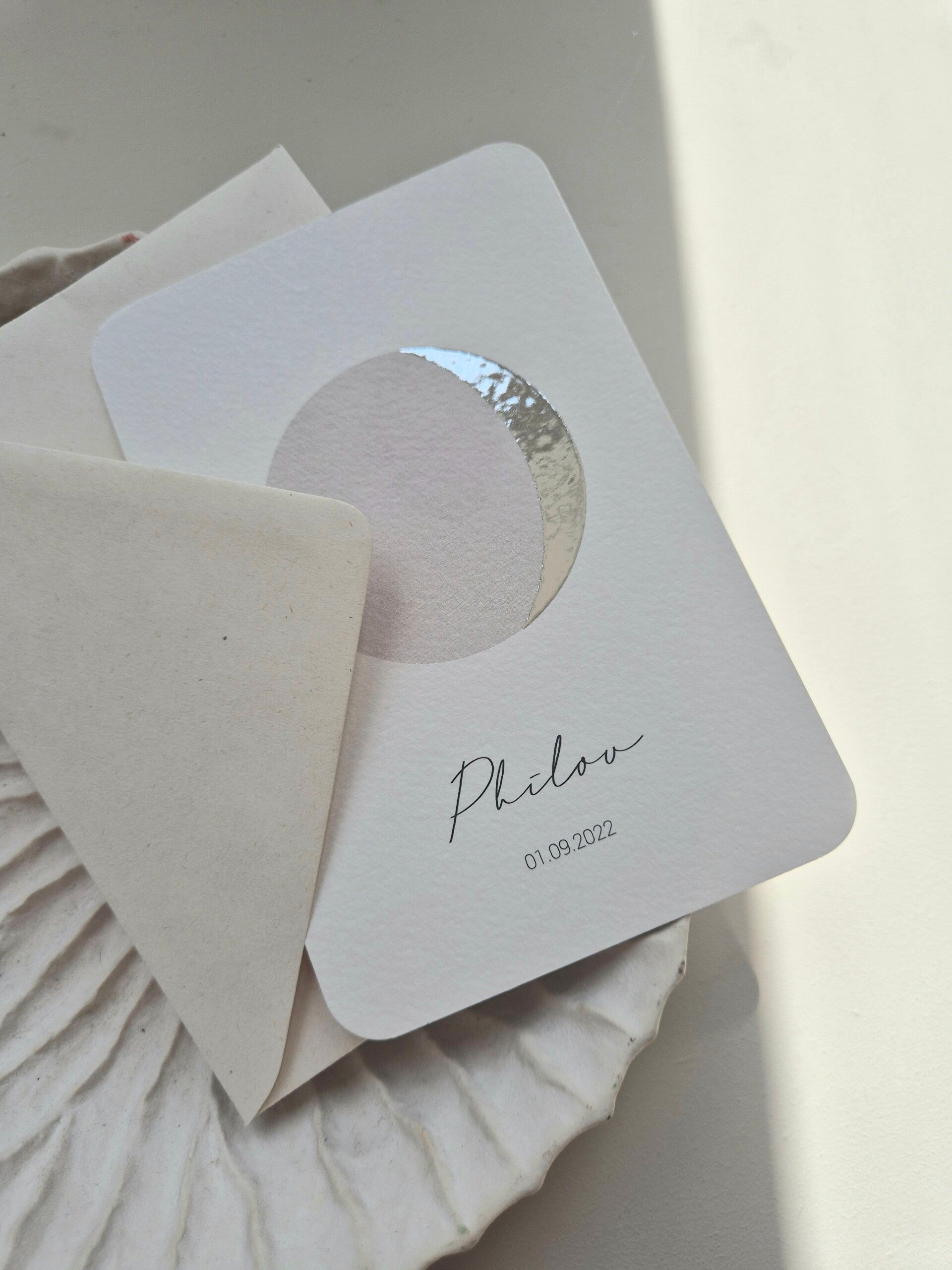 Dit prachtige kaartje weergeeft de maanstand  van de geboortedatum, hoe bijzonder ♡!  Het kaartje heeft een witte ondergrond en de maan wordt gedrukt in zilver foliedruk. De schaduwkant van de maan heeft een greige kleur. De afgeronde hoeken zijn helemaal