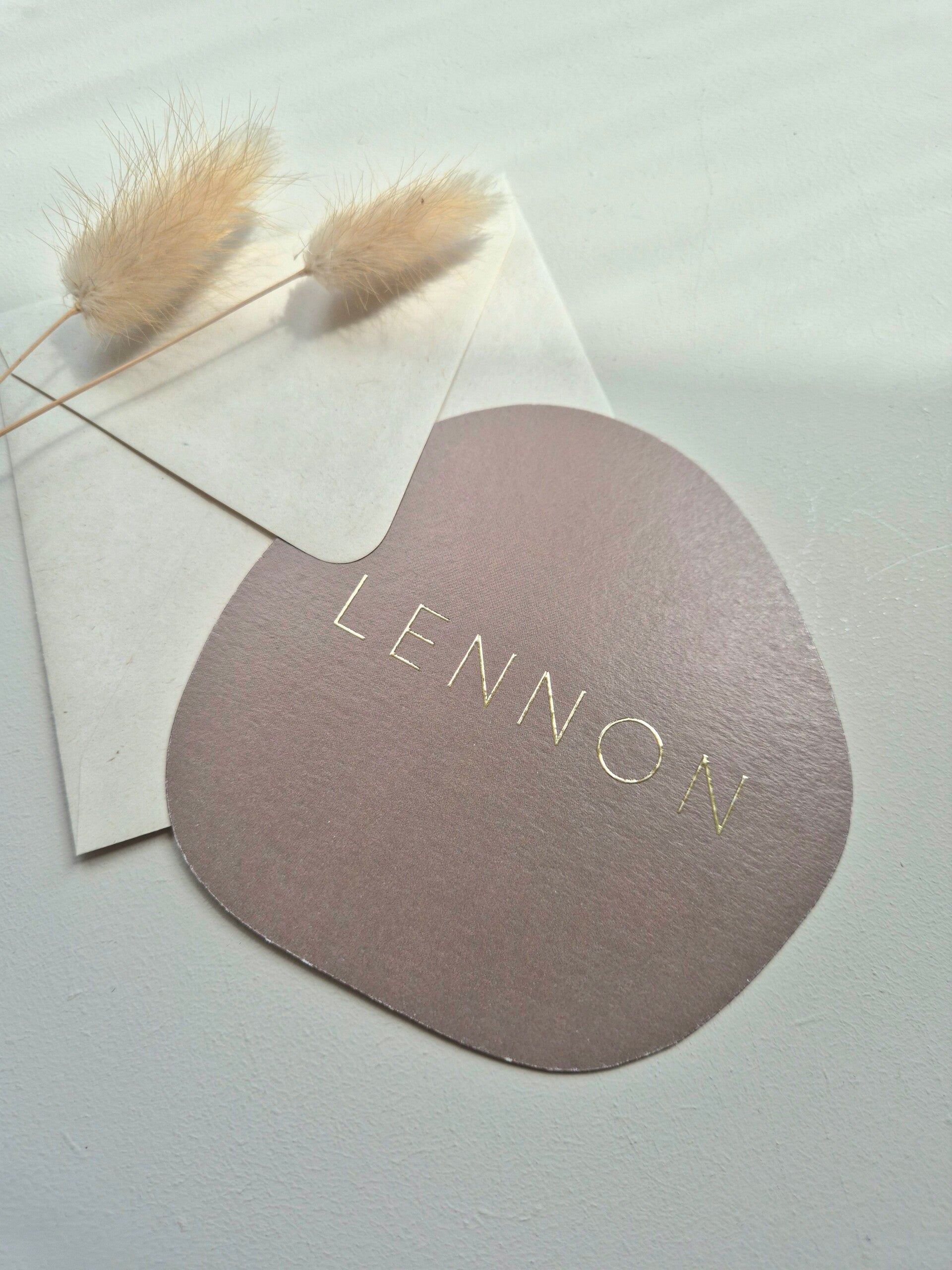 Dit net niet ronde geboortekaartje heeft prachtige groen/grijze kleur. Door zijn bijzondere vorm past hij helemaal in de trend anno 2022. Zowel de kleur van het kaartje, de kleur van de foliedruk, het formaat en de tekst is aan te passen naar wens. Geef d