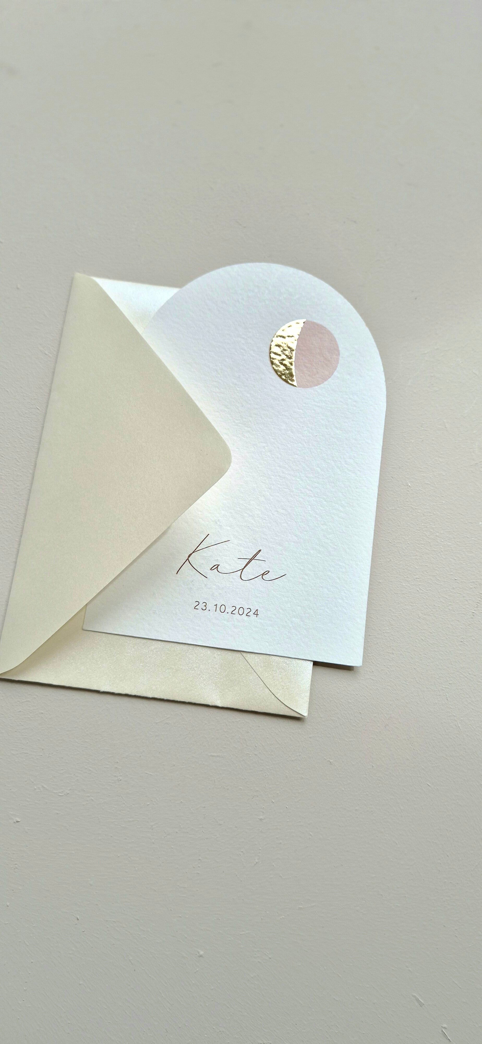 Dit licht beige kaartje met goud foliedruk weergeeft de maanstand weer van de geboortedatum van jouw kindje, zo bijzonder ♡!  De afgeronde hoeken, waardoor het kaartje een luik vorm heeft, maakt hem volgens de trend anno 2023..  Zowel de kleur van het kaa