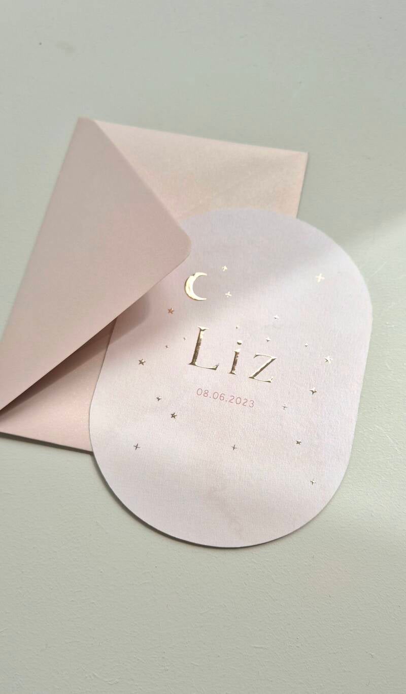 Dit prachtige romantische kaartje is perfect voor jullie pasgeboren dochtertje. De abstracte bloemetjes op een beige ondergrond met goud foliedruk maken het kaartje perfect. Zowel de kleur van het kaartje en de tekst is aan te passen naar wens. Geef jouw 