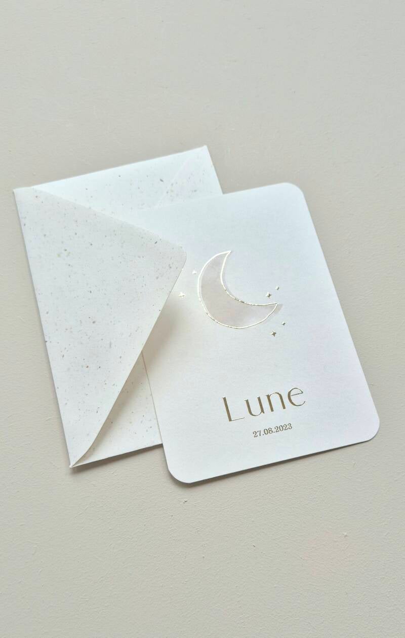 Dit prachtige geboortekaartje in lichte zand kleur weergeeft een prachtige watercolor maan, omringt door goudfolie. Hoe bijzonder ♡!  Zowel de kleur van het kaartje, de kleur van de foliedruk en de tekst is aan te passen naar wens. Geef dit aan in het con