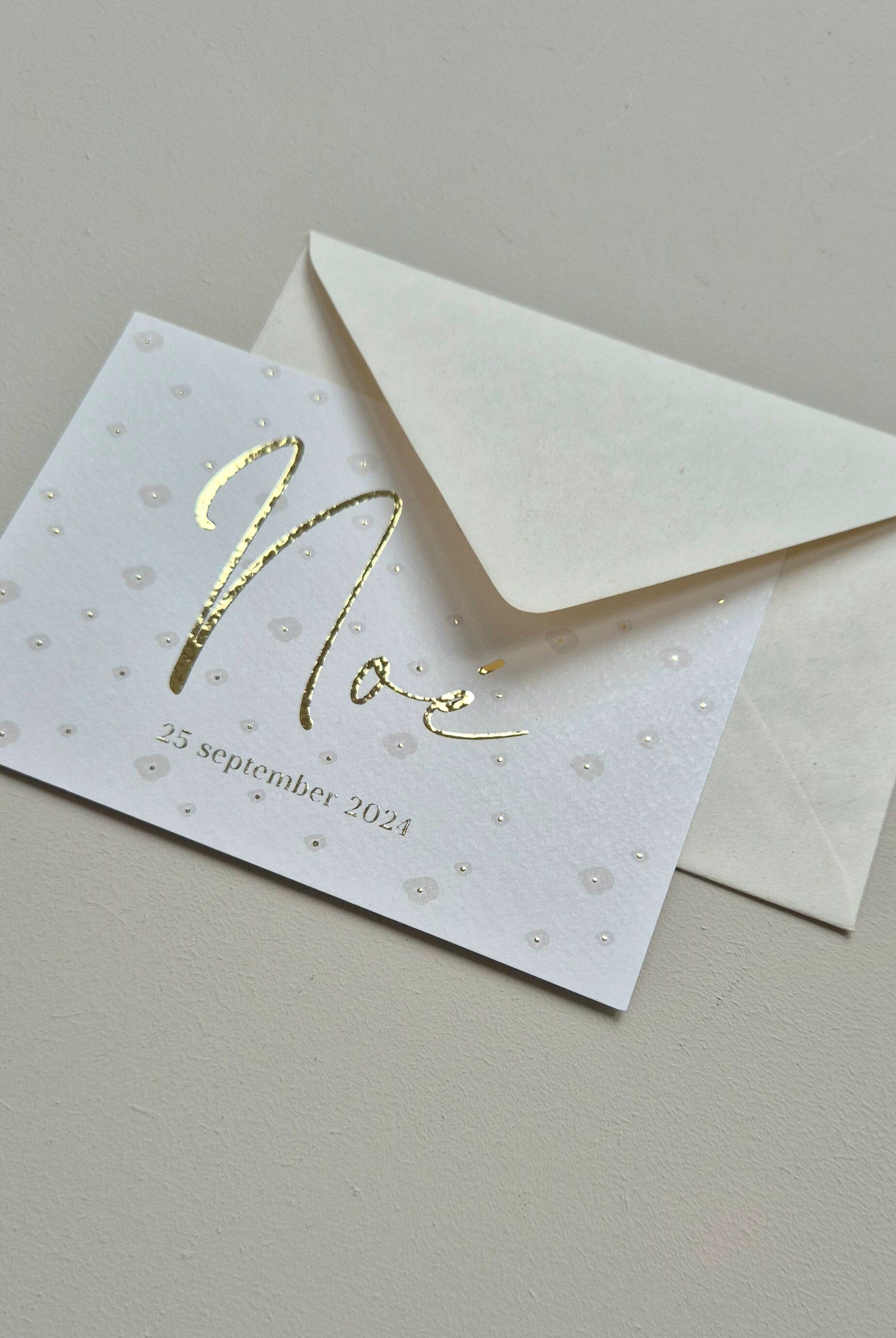 Dit prachtige romantische kaartje is perfect voor jullie pasgeboren dochtertje. De abstracte bloemetjes op een beige ondergrond met goud foliedruk maken het kaartje perfect. Zowel de kleur van het kaartje en de tekst is aan te passen naar wens. Geef jouw 