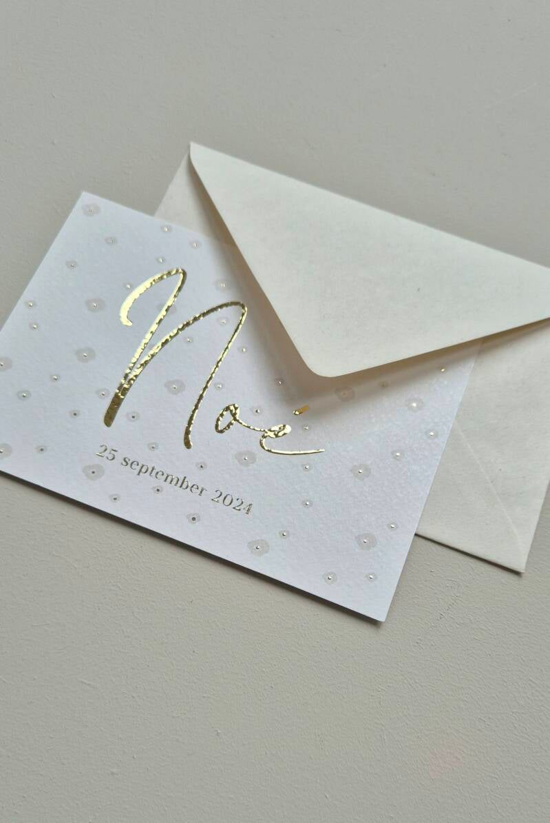 Dit prachtige romantische kaartje is perfect voor jullie pasgeboren dochtertje. De abstracte bloemetjes op een beige ondergrond met goud foliedruk maken het kaartje perfect. Zowel de kleur van het kaartje en de tekst is aan te passen naar wens. Geef jouw 