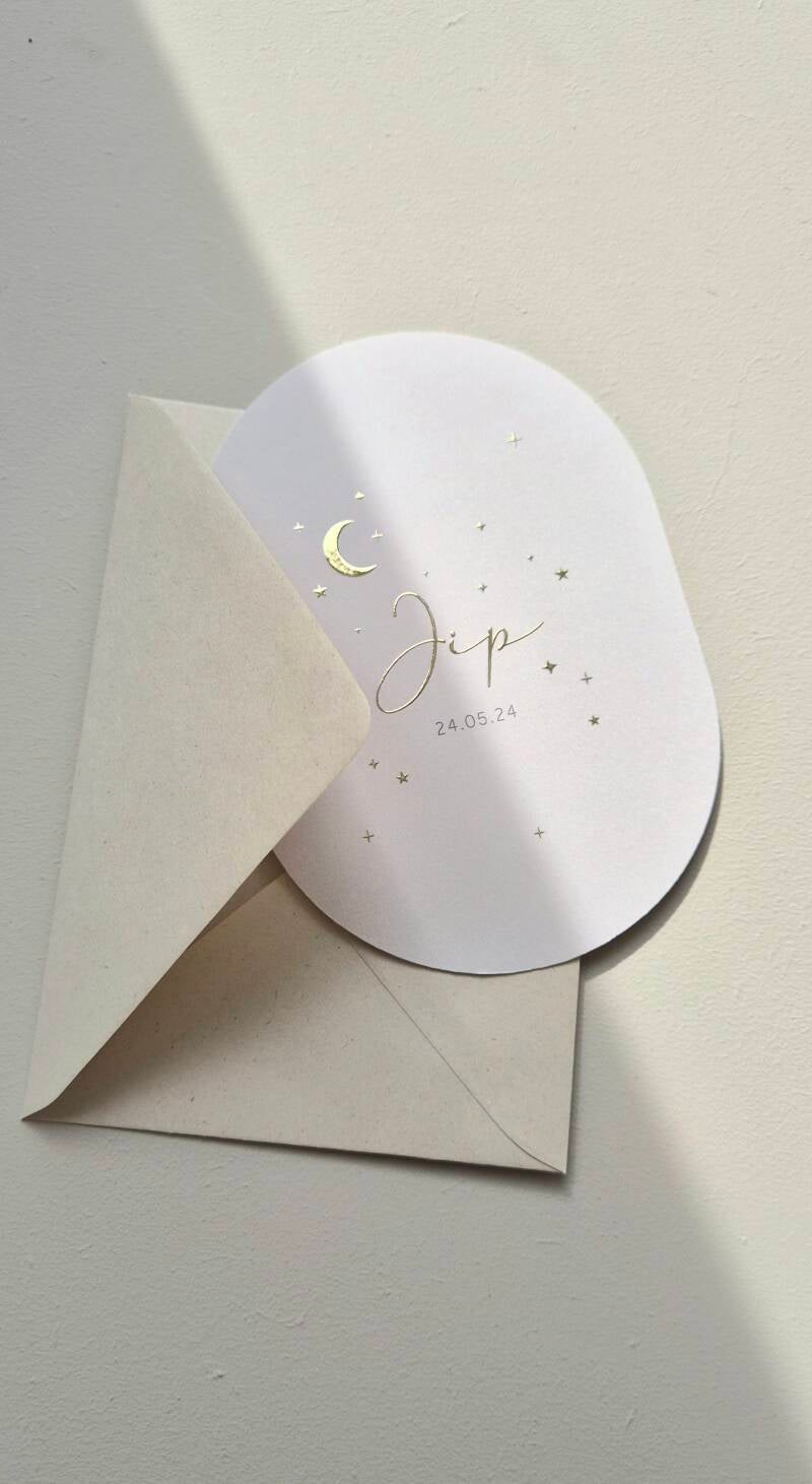 Een prachtig minimalistisch kaartje met bijzondere ovalen vorm. Het kaartje heeft een zandkleurige ondergrond met op de voorzijde een maantje, sterretjes en voornaam weergeven in goud foliedruk.  Op de achterzijde is er ruimte voor alle geboorte- en adres