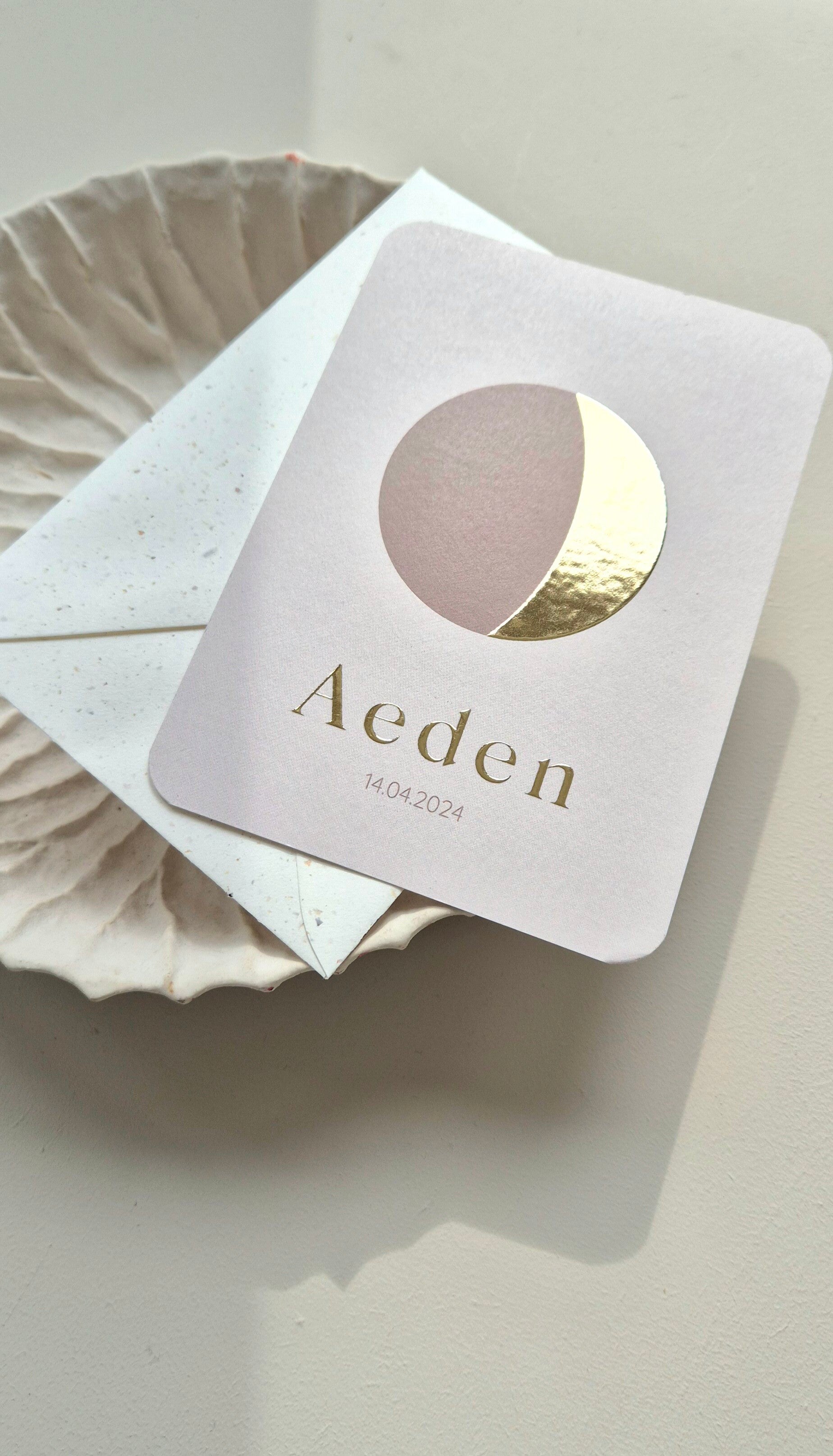 Een prachtig minimalistisch geboortekaartje met lijntekening van jouw pasgeboren kleintje. Een persoonlijk en unieke keuze ♡. Zowel de kleur van het kaartje, de kleur van de foliedruk en de tekst is aan te passen naar wens. Geef dit aan in het contactform