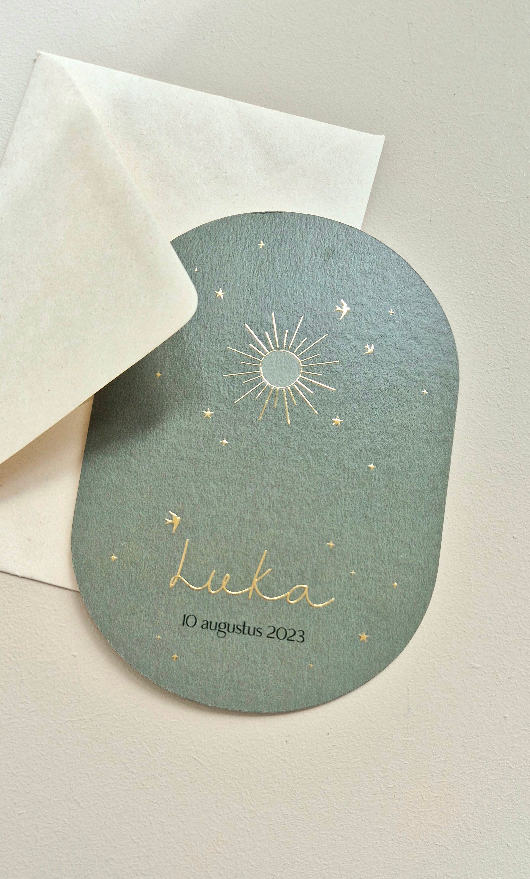 Dit ronde geboortekaartje heeft een mooie diep groene kleur met watercolor effect. Door zijn bijzondere vorm past hij helemaal in de trend van dit jaar. Zowel de kleur van het kaartje, de kleur van de foliedruk, het formaat en de tekst is aan te passen na