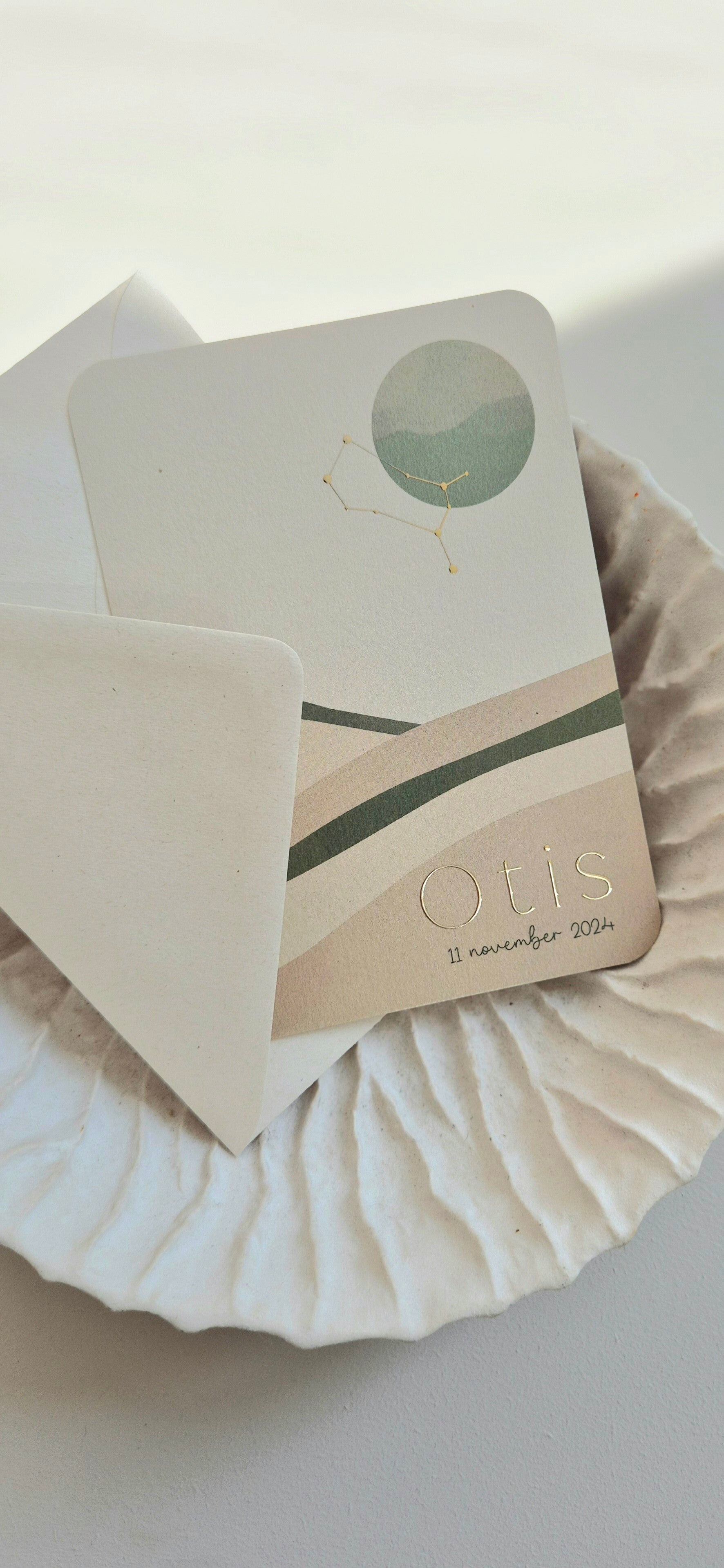 Dit prachtige romantische kaartje is perfect voor jullie pasgeboren dochtertje. De abstracte bloemetjes op een beige ondergrond met goud foliedruk maken het kaartje perfect. Zowel de kleur van het kaartje en de tekst is aan te passen naar wens. Geef jouw 