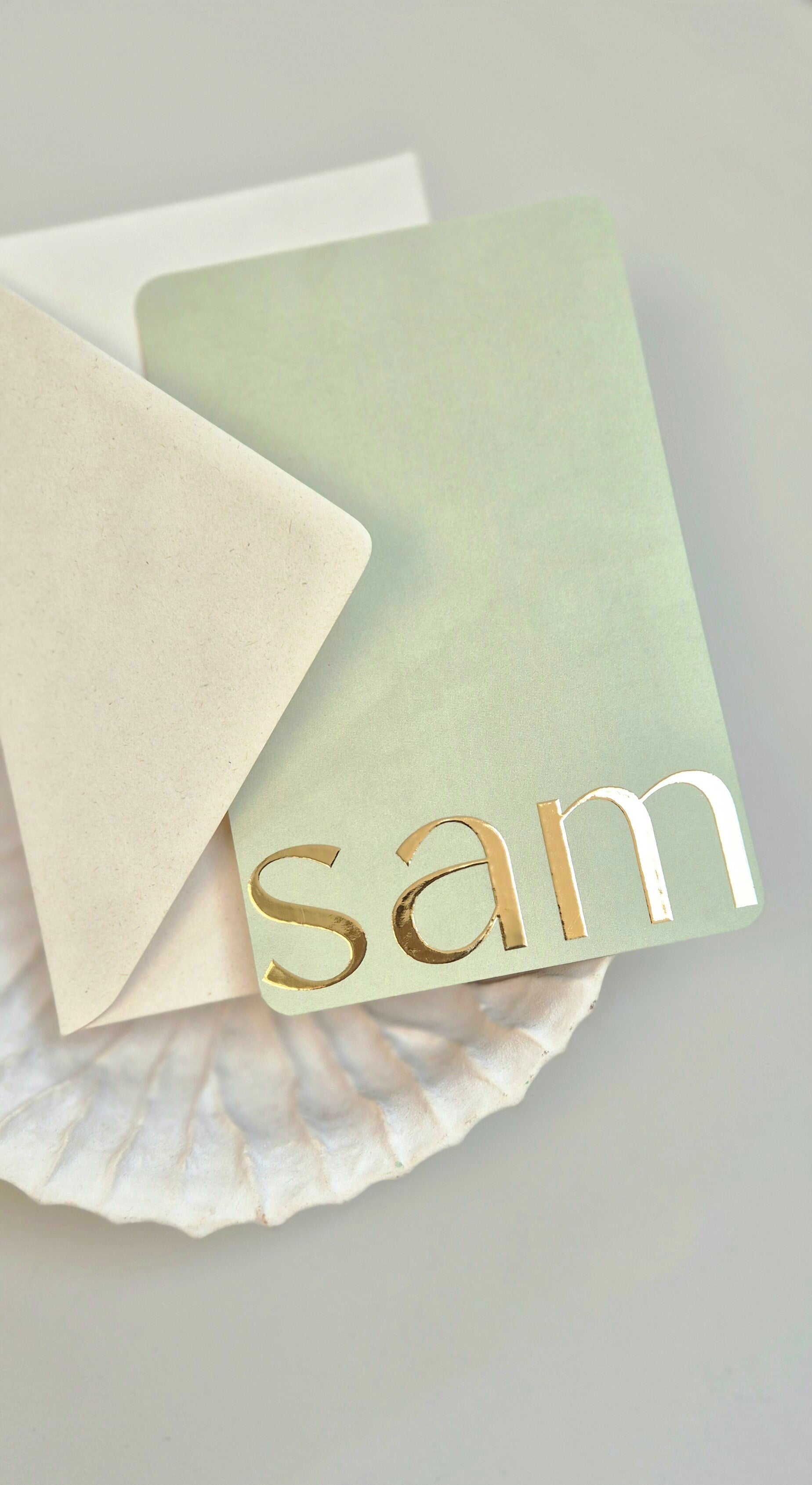 Een prachtig geboortekaartje met het sterrenbeeld van jouw kindje weergegeven in foliedruk. Het kaartje heeft een witte ondergrond met licht beige kader. In dit kader wordt het sterrenbeeld, de naam en de geboortedatum weergegeven in (goud) foliedruk. Sub