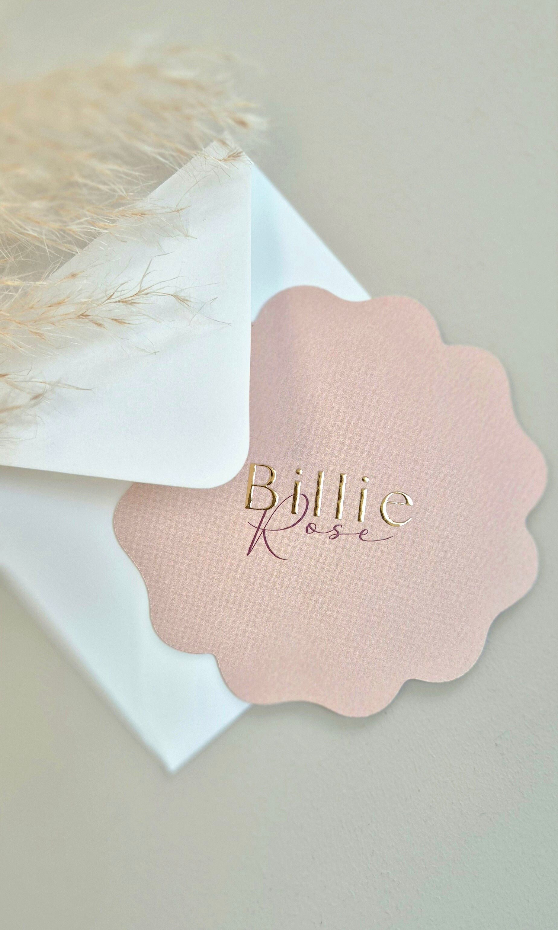 Een prachtig geboortekaartje met het sterrenbeeld van jouw kindje weergegeven in foliedruk. Het kaartje heeft een witte ondergrond met licht beige kader. In dit kader wordt het sterrenbeeld, de naam en de geboortedatum weergegeven in (goud) foliedruk. Sub