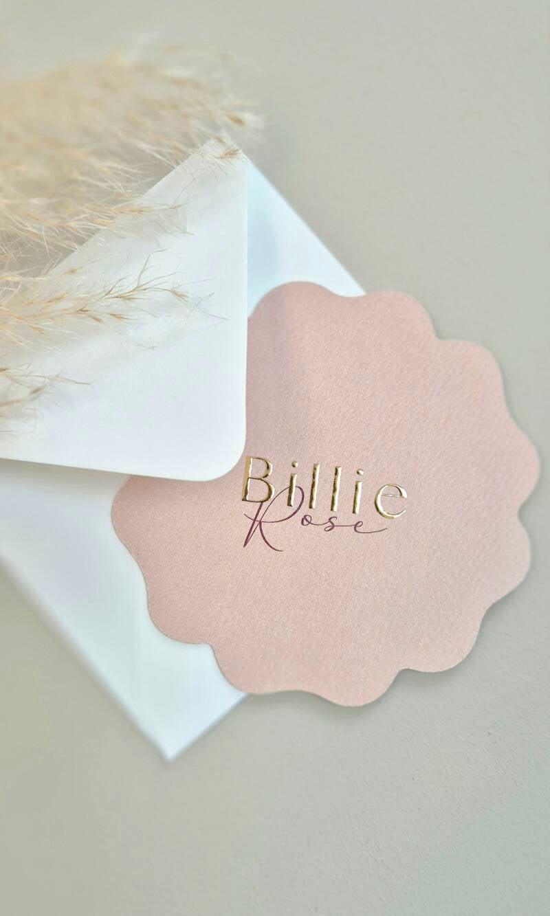 Een prachtig geboortekaartje met het sterrenbeeld van jouw kindje weergegeven in foliedruk. Het kaartje heeft een witte ondergrond met licht beige kader. In dit kader wordt het sterrenbeeld, de naam en de geboortedatum weergegeven in (goud) foliedruk. Sub