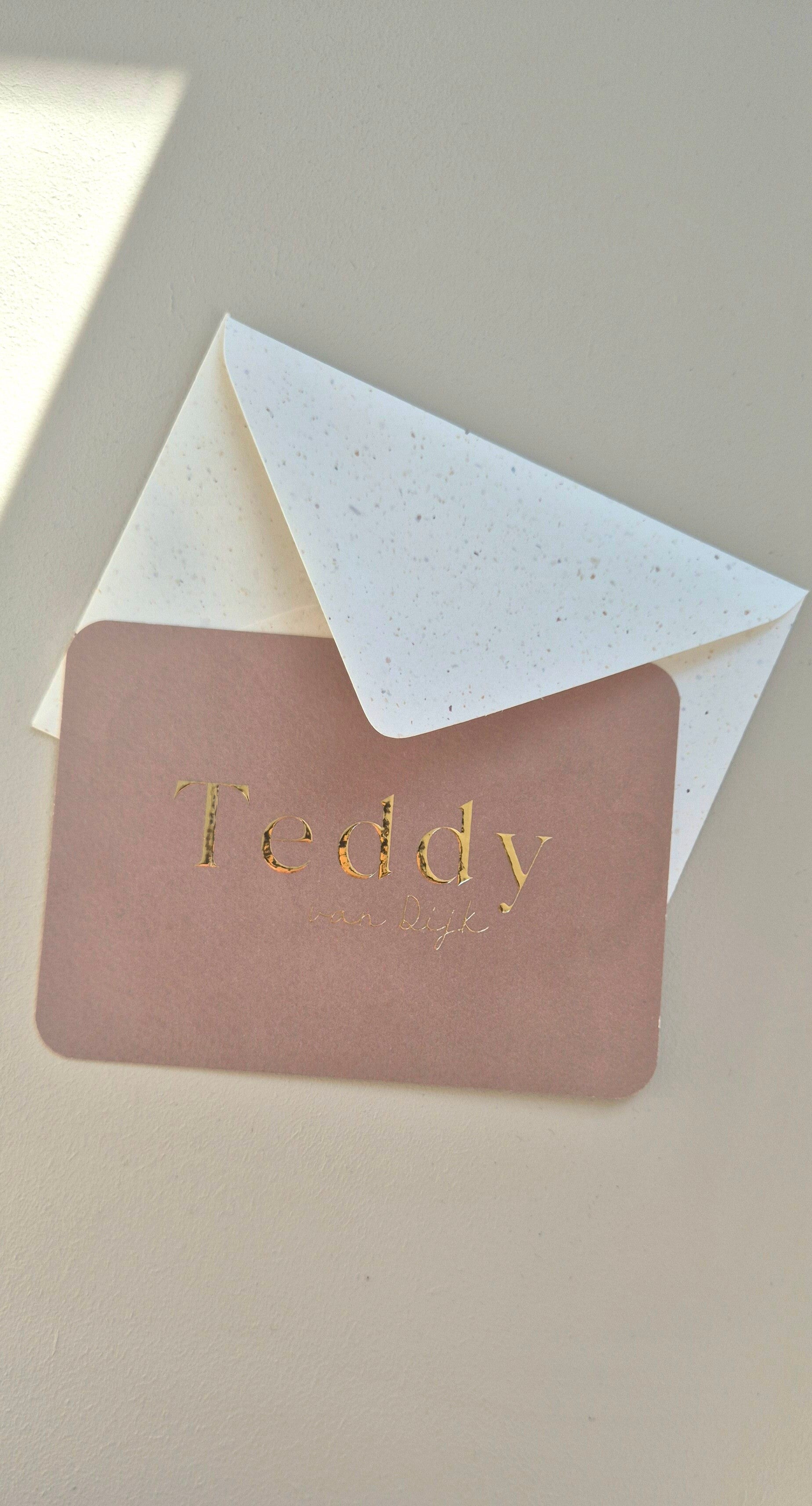 Een prachtig kaartje in een warme bruin/zand kleur voorzien van goud foliedruk. Veel meer heeft hij niet nodig. De afgeronde hoeken maakt hem volgens de trend van nu.  Zowel de kleur van het kaartje, de vorm en de tekst is aan te passen naar wens. Geef di