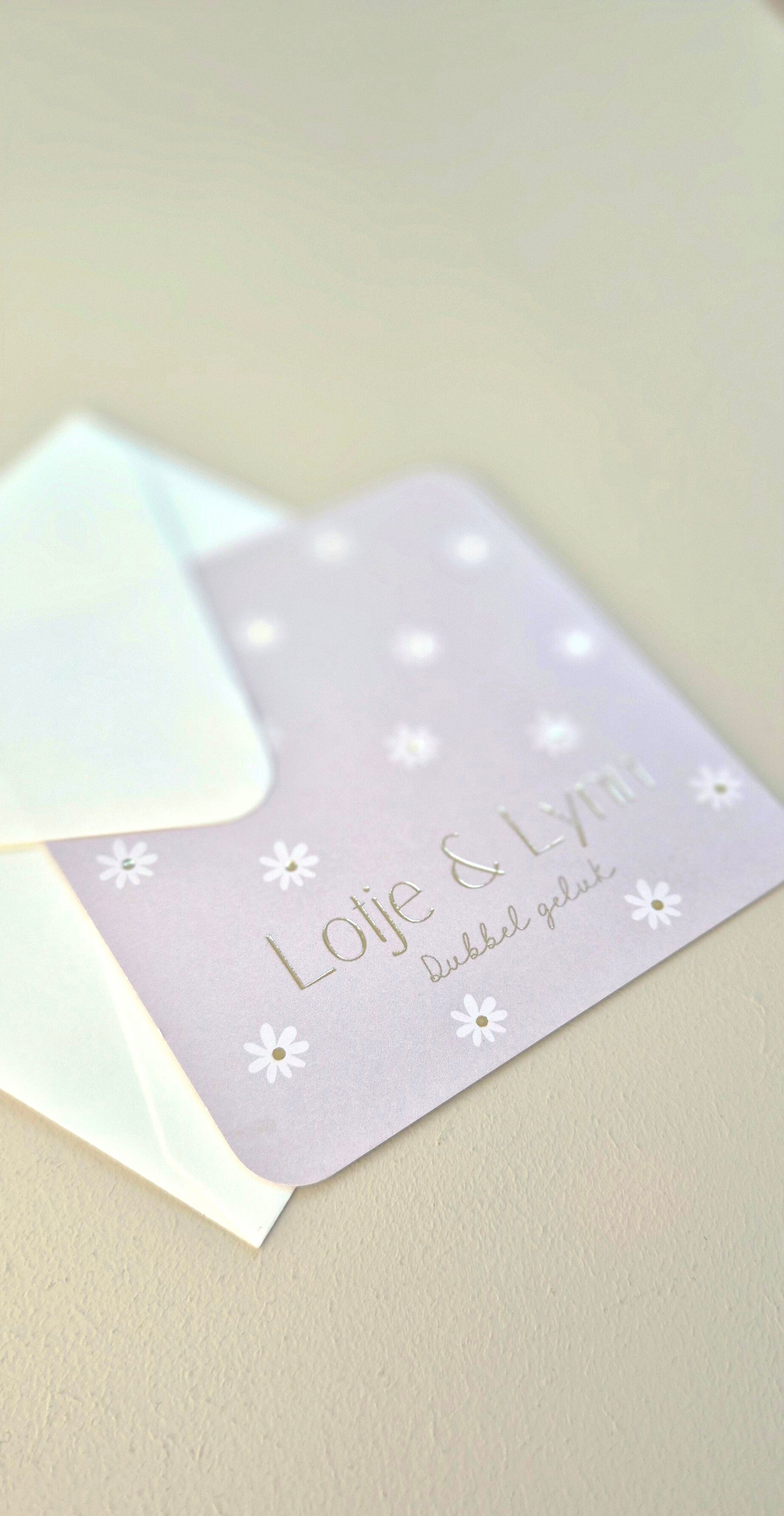 Een prachtig geboortekaartje in rustige kleuren met schattige madeliefjes en goud foliedruk. Door zijn bijzondere vorm past hij helemaal in de trend van dit jaar.. Zowel de kleur van het kaartje, de kleur van de foliedruk, het formaat en de tekst is aan t