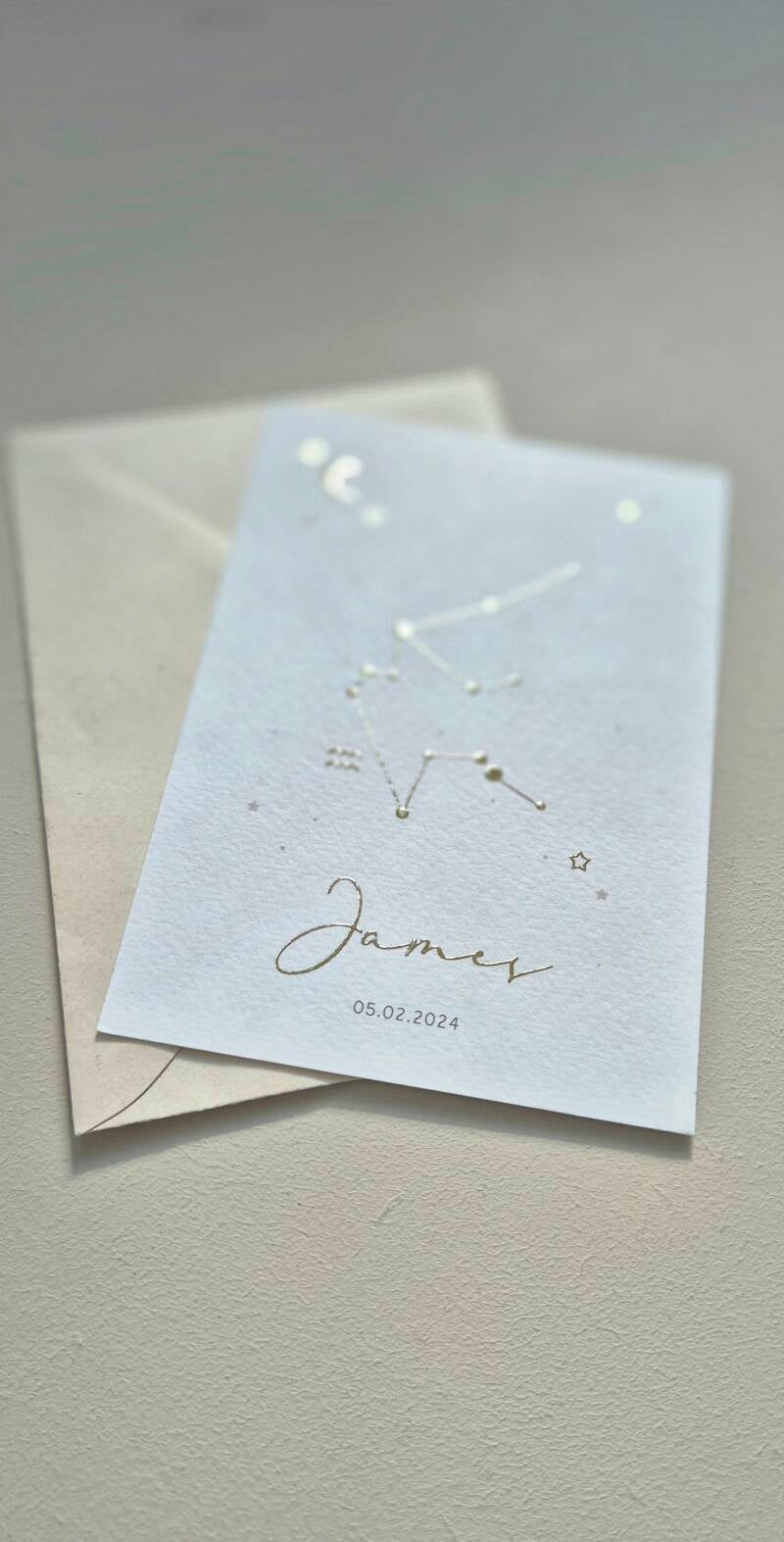 Dit prachtige kaartje met sterrenbeeld heeft een licht beige ondergrond met watercolor effect gouden opdruk. Het sterrenbeeld van jouw kindje wordt, samen met de naam, maan en sterren gedrukt in (goud) folie. Zowel de kleur van het kaartje, de kleur van d