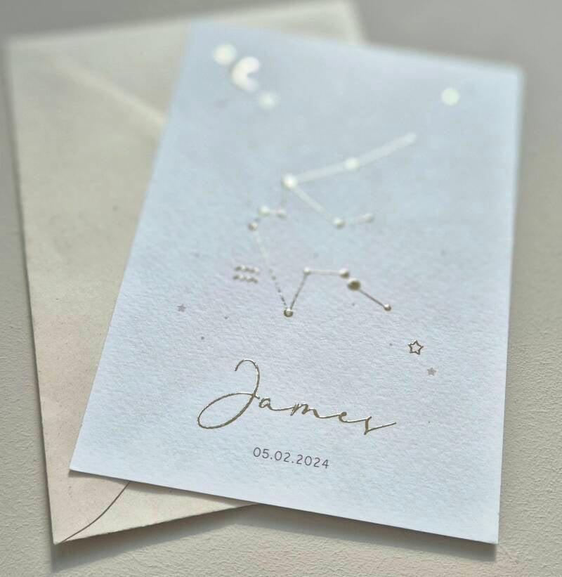 Dit prachtige kaartje met sterrenbeeld heeft een licht beige ondergrond met watercolor effect gouden opdruk. Het sterrenbeeld van jouw kindje wordt, samen met de naam, maan en sterren gedrukt in (goud) folie. Zowel de kleur van het kaartje, de kleur van d