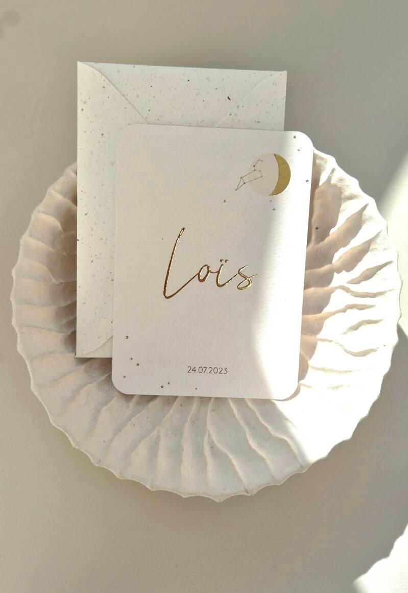 Dit prachtige kaartje weergeeft de maanstand  van de geboortedatum, hoe bijzonder ♡!  Het kaartje heeft een licht beige ondergrond en de maan wordt weergeven in oud groen in combinatie met goud foliedruk. De afgeronde hoeken zijn helemaal dé trend dit jaa