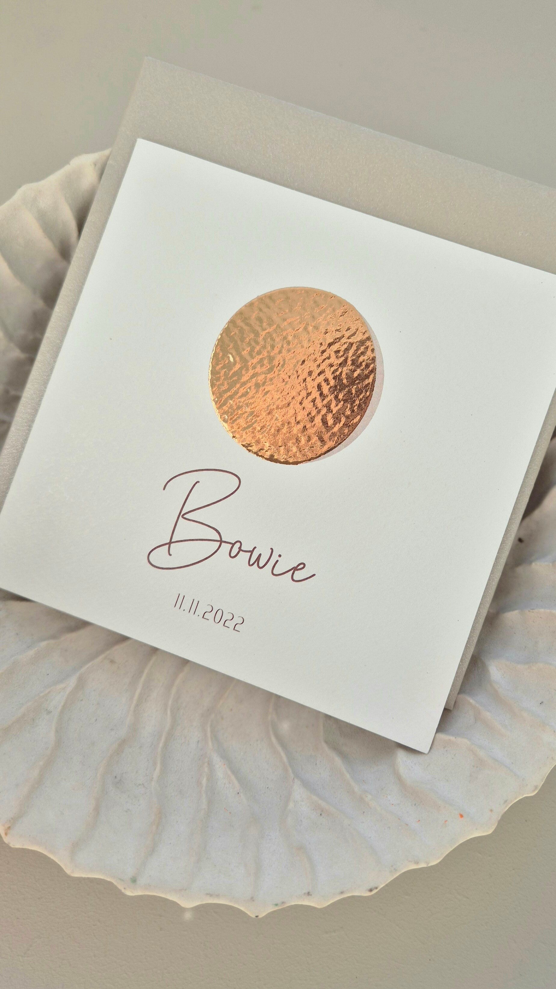 Dit prachtige kaartje weergeeft de maanstand aan van de geboortedatum, hoe bijzonder ♡!  De bijzondere vorm is helemaal dé trend dit jaar. Vind jij dit ook zo gaaf? Het kaartje heeft een licht zandkleurige ondergrond met een donkerbruin lettertype. De maa