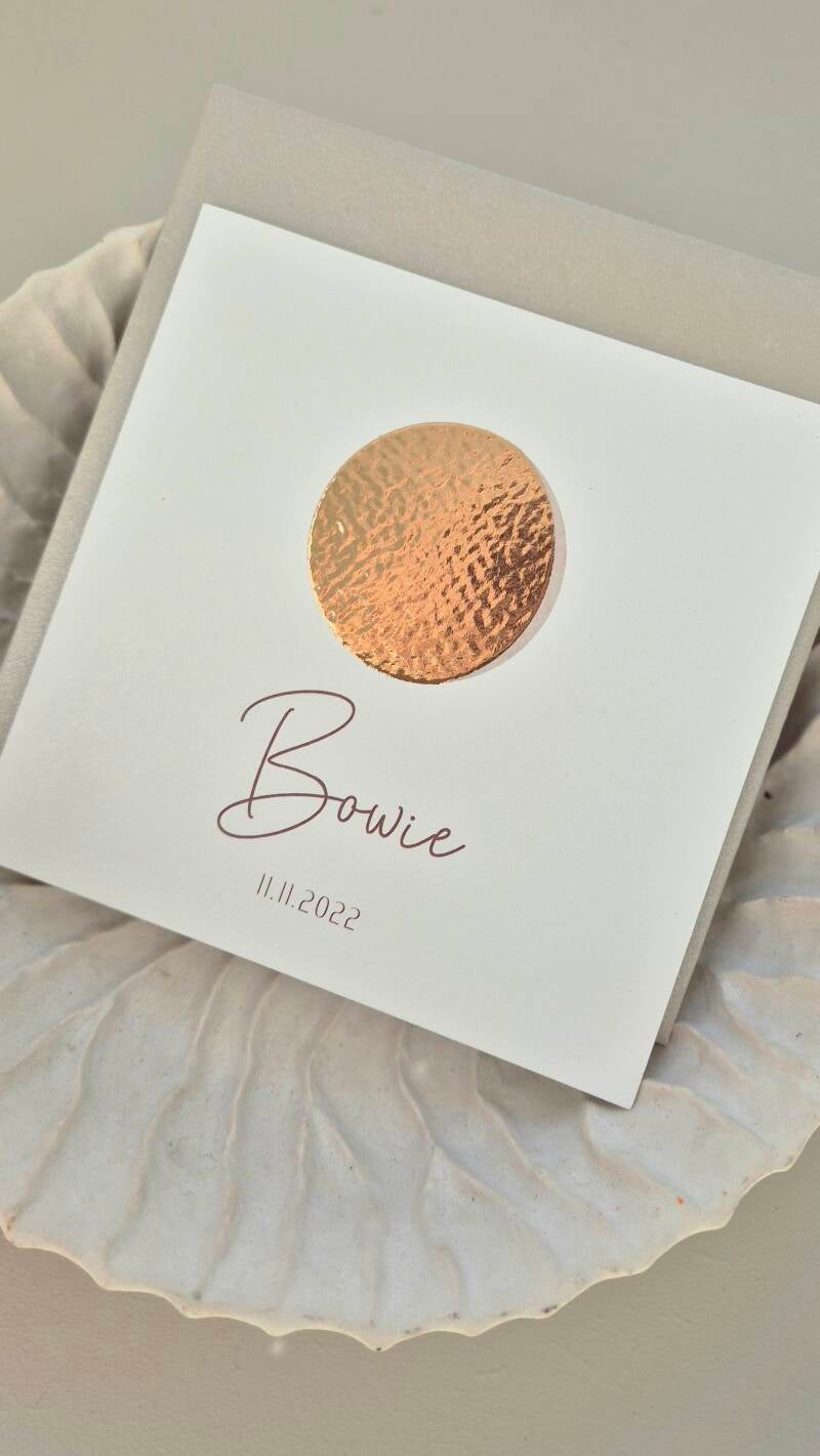 Dit prachtige kaartje weergeeft de maanstand aan van de geboortedatum, hoe bijzonder ♡!  De bijzondere vorm is helemaal dé trend dit jaar. Vind jij dit ook zo gaaf? Het kaartje heeft een licht zandkleurige ondergrond met een donkerbruin lettertype. De maa